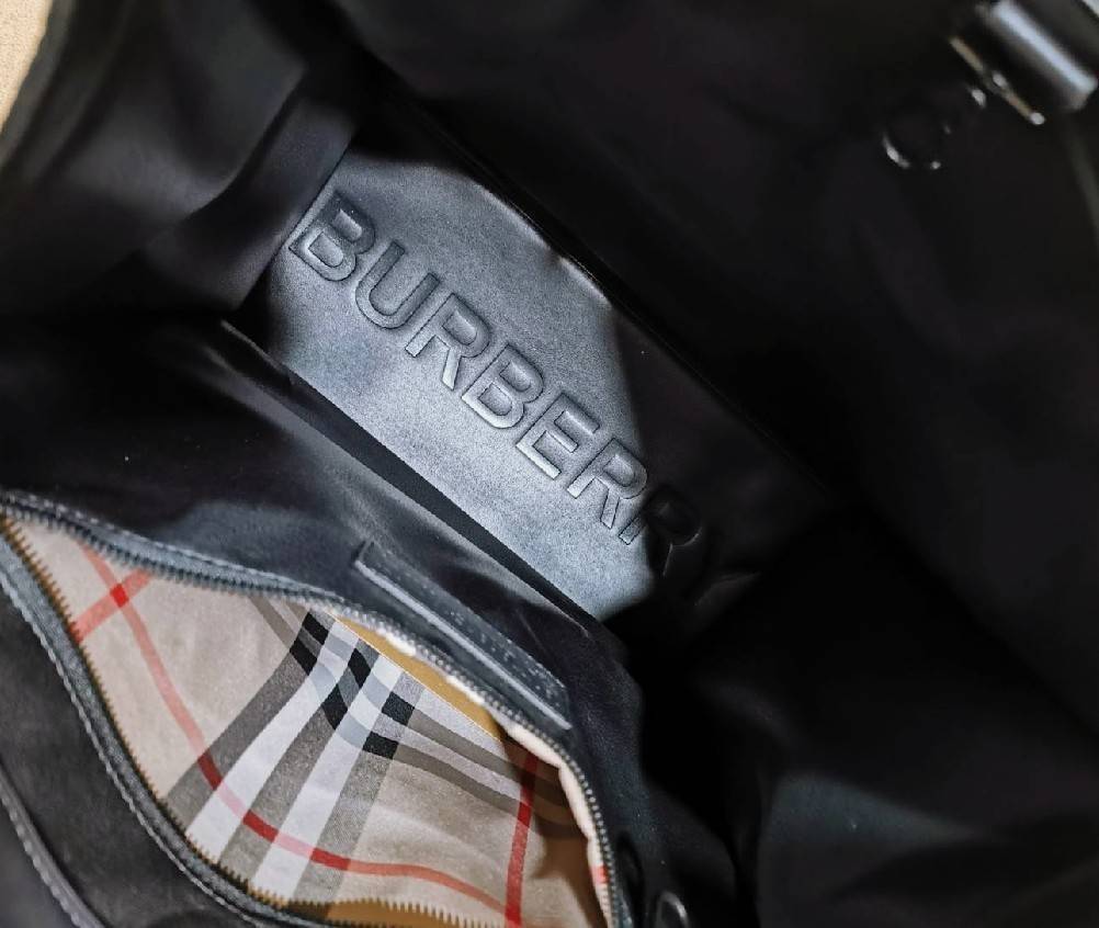 VIP 】ห้ามพลาด! พร้อมส่ง Rare Items! NEW ARRIVAL! BURBERRY FRAGRANCES MONOGRAM TOTE BAG VIP GIFT WITH PURCHASE (GWP) Limited Edition จาก BURBERRY PURFUME COUNTER วัสดุหนังแท้และ POLYAMIDE ขึ้นลาย TB Monogram ประดับโลโก้ด้านหน้า ใบใหญ่จุใจ ใส่หนังสือ เอกสาร