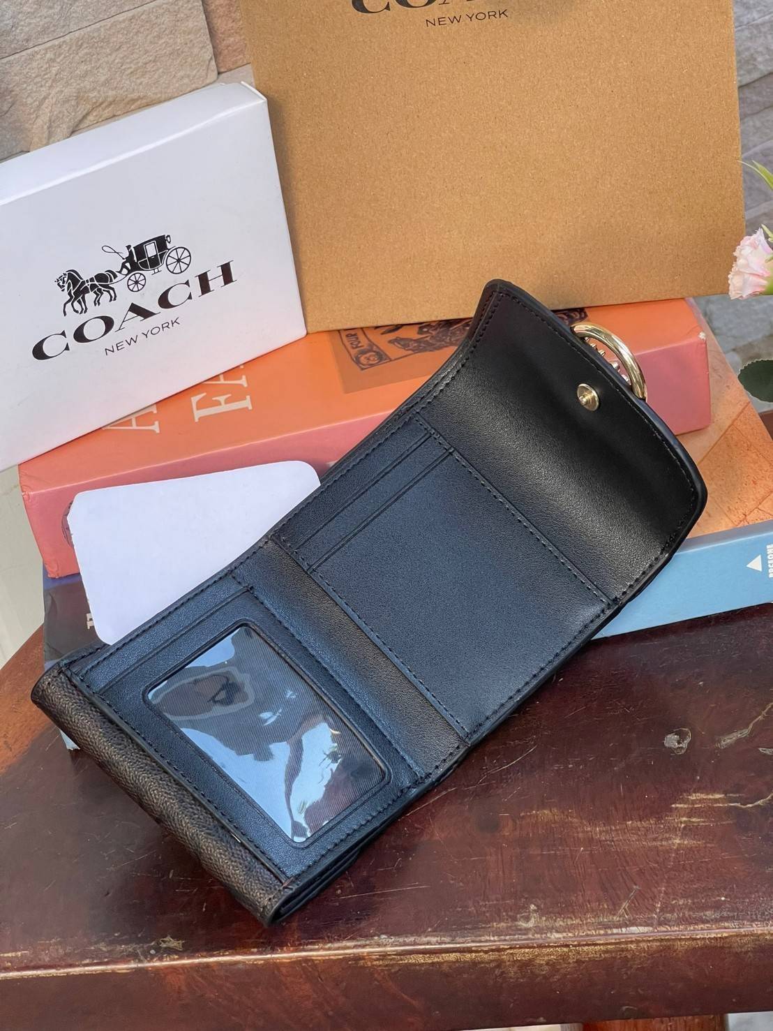 OUTLET 】COACH JADE SMALL DOUBLE FLAP WALLET IN COLORBLOCK (COACH F88002) หากใครต้องการกระเป๋าสตางค์ใบสั้นสำหรับวันที่ต้องการใช้กระเป๋าสะพายใบเล็ก หรือวันที่ไม่พกกระเป๋าสะพาย เราขอแนะนำใบนี้เลยค่ะ โดยใบนี้เป็นกระเป๋าสตางค์แบบพับสามทบ ปิดแบบกระดุม2ชั้น มีช่