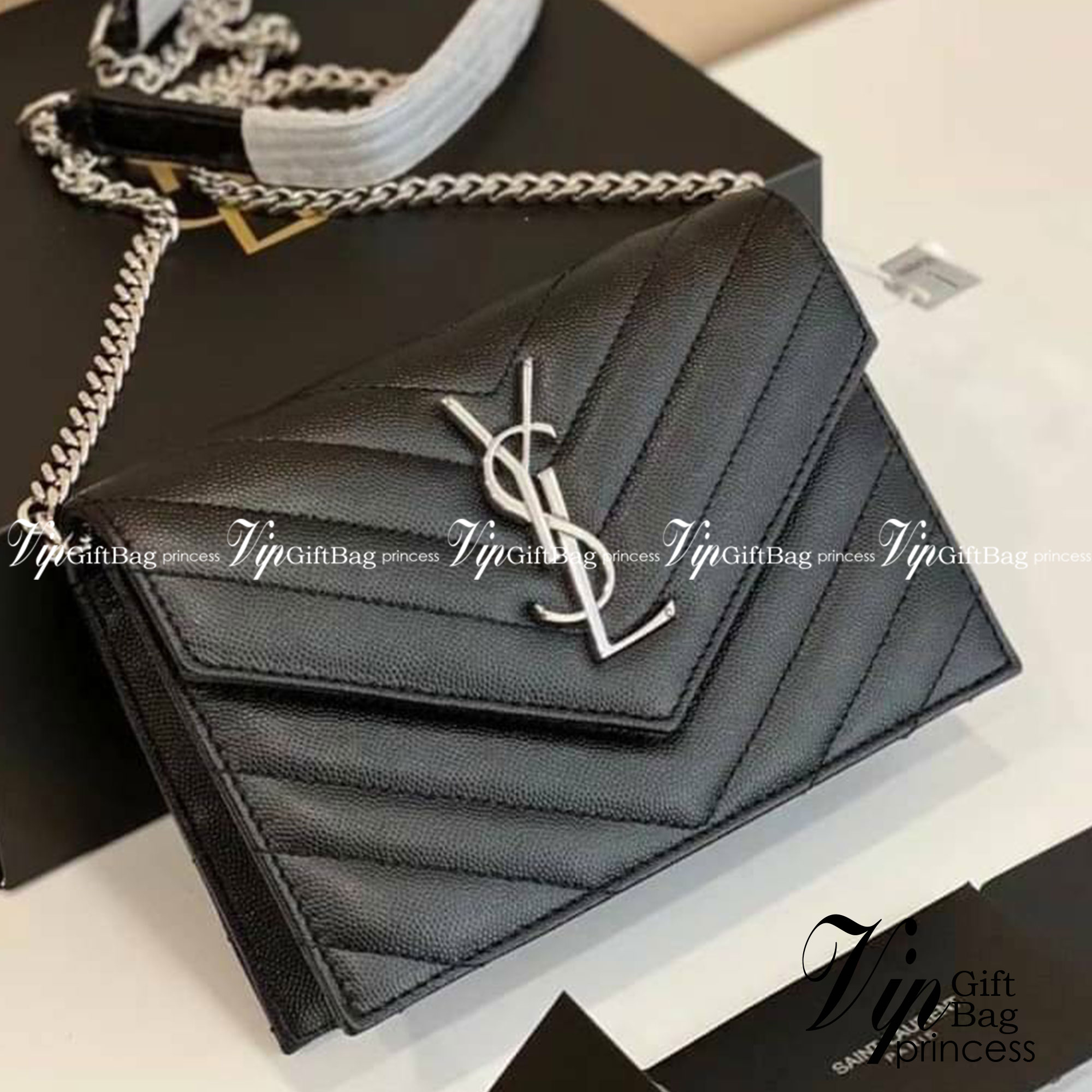 VIP 🥂 YSL WOC 8" YVES Saint Laurent Chain Wallet Envelope Woc Monogram Black Leather Cross Body Bag กระเป๋าเงิน wallet on chain ที่มาพร้อมสายสะพายแบบโซ่ ขนาด 8” งานหนังสวยติดโลโก้ YSL มีทั้งอะไหล่เงิน ทอง และดำ ด้านในมีช่องซิป และช่องใส่การ์ด