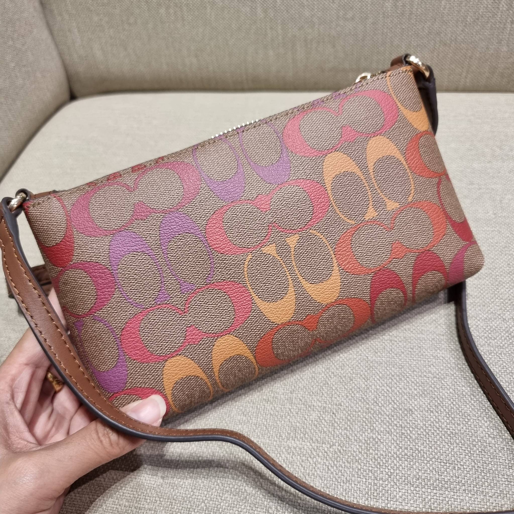 COACH C1653 ZIP TOP CROSSBODY IN RAINBOW SIGNATURE CANVAS คอลเลคชั่นใหม่ ปังและสวยไปอีกหนึ่ง สาวๆตามหาต้องไอเท็มนี้ กระเป๋าสะพายข้าง ใช้งานง่าย สายสะพายในตัว ปรับได้สบายๆ ดีไชน์รูปทรงออกมาคลาสสิค น่าใช้ วัสดุหนังแคนวาส เปิด-ปิดด้วยซิป ภายในเป็นช่องโล่ง มี