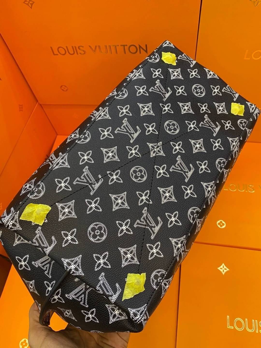 LV Mahina Carmel Bobo Bag ใหม่ล่าสุดก่อนใคร สวยได้ไม่ต้องรอ กับคอลใหม่ลุคลูกคุณ ตอบโจทย์ได้ทุกลุค ทุกไลฟ์สไตล์ ใช้งานได้ง่ายคล่องตัว กับกระเป๋าสะพายข้าง ภายในเป็นช่องโล่ง สะพายไปเที่ยว ทำงาน ออกเดท โอกาสไหนๆก็พร้อมออกงานไปเลยจ้า