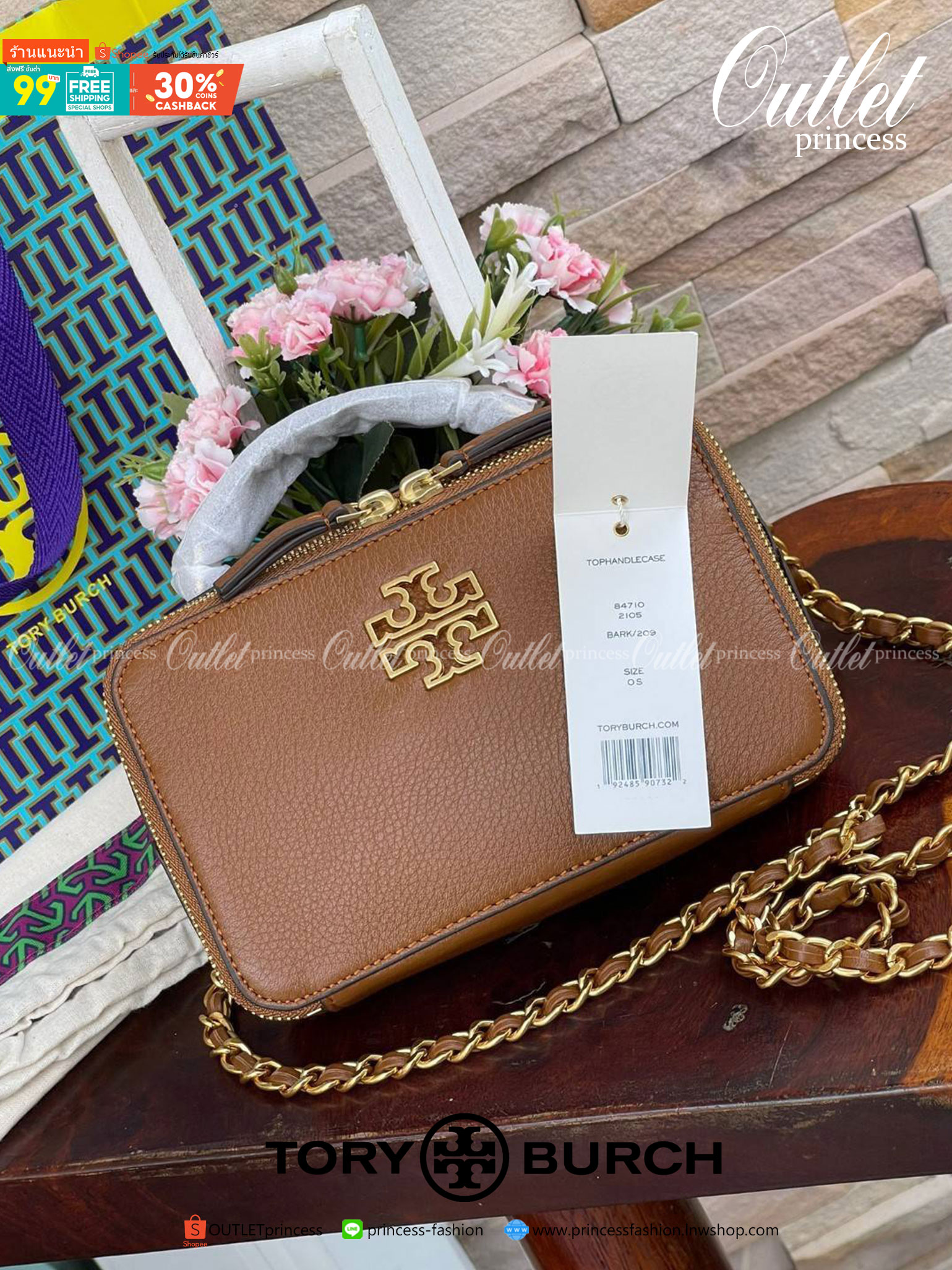Tory burch Top Handle Case (84710) Collection ใหม่ที่เพิ่งเปิดตัวไปไม่นานจุดเด่นของรุ่นนี้คือดีไซน์ออกมาในสไตล์คลาสสิกที่มาพร้อมกับฮาร์ดแวร์ที่ทำจากวัสดุทองเหลืองและสายสะพายโซ่และหนัง ปากกระเป๋าเปิดได้กว้างแบบสองซิป รูปทรงสามารถสะพายใช้งานได้หลายโอกาส ไม่