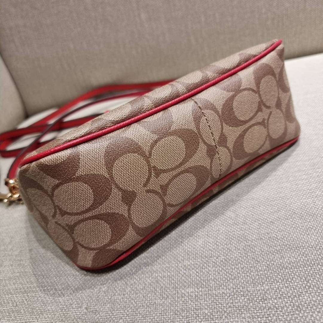 COACH 36674 TOP HANDLE POUCH IN SIGNATURE JACQUARD กระเป๋าทรงพอช ยอดฮิต ยกขึ้นแท่น ด้วยดีไซน์ที่ออกมาให้ใช้งานได้ง่าย ขนาดกำลังเหมาะ วัสดุหนังแคนวาสทนทาน ดีไปหมดขนาดนี้!! คุณลูกค้าถึงสั่งกันรัวๆจริงๆ ภายในโล่งกว้าง ใส่โทรศัพท์ได้ทุกรุ่น มาพร้อมสายคล้องแขน