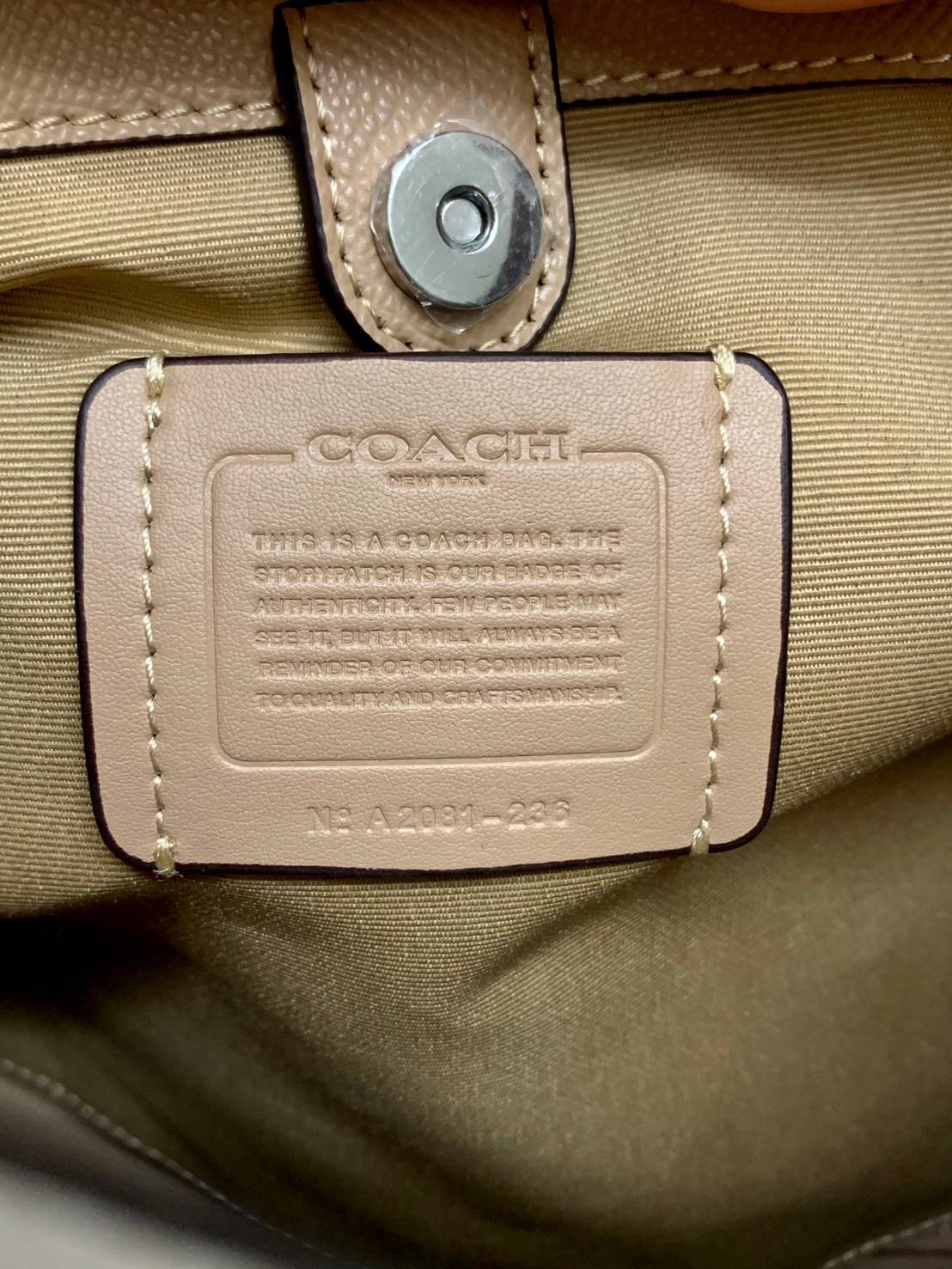 COACH TOWN BUCKET BAG WITH HORSE AND CARRIAGE PRINT ((2081-236)) 🔺กลับมาแล้ว ตามคำเรียกร้องค่ะ! กระเป๋าคล้องไหล่//สะพายข้างได้ วัสดุ pvc อย่างดี หนังนิ่มป่องพองตัวสวยงาม ลายรถม้าทั้งใบค่ะ ภายในกระเป๋าแบ่งเป็น2ช่องหลัก เปิดปิดแบบกระดุมแม่เหล็ก ภายใ