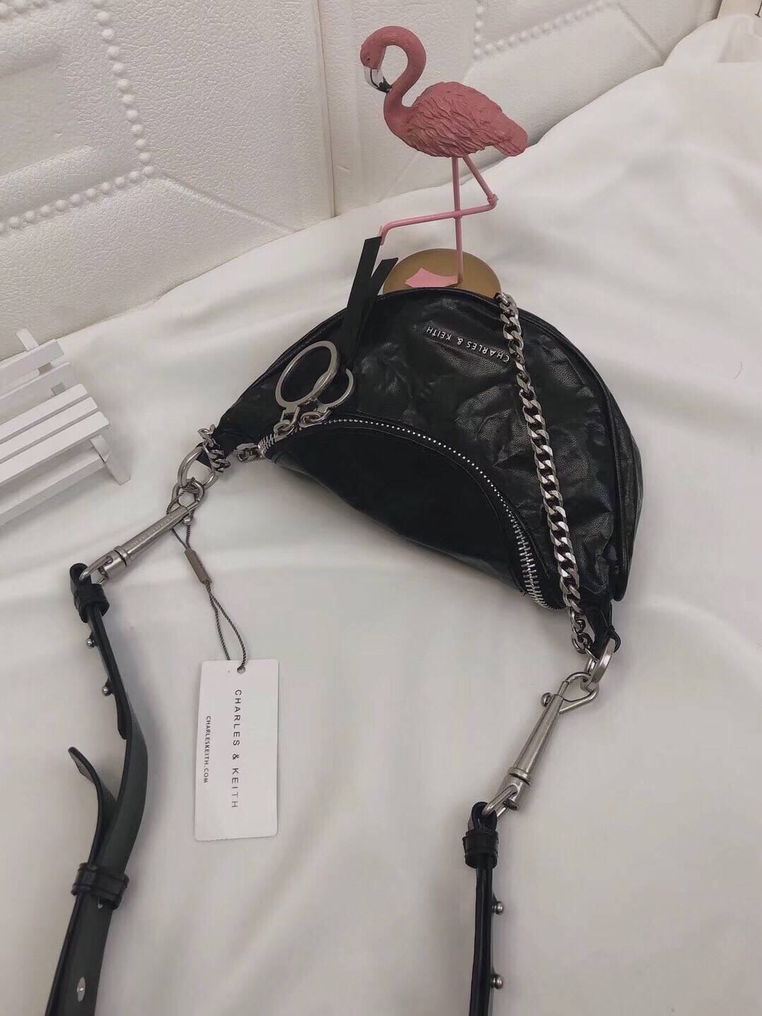 CHARLES & KEITH WRINKLED EFFECT RING ZIP TASSEL CROSSBODY BAG กระเป๋าสะพาย/คาดเอว/คาดอกรุ่นใหม่ล่าสุด เปิด-ปิดด้วยซิป ภายในโล่งกว้างมีช่องเล็กใส่บัตร จุของได้เยอะดีไซต์เก๋ไม่ซ้ำใคร สามารถสะพายได้หลายแบบไม่จำเจ ราคาสุดคุ้มห้ามพลาดค่ะ