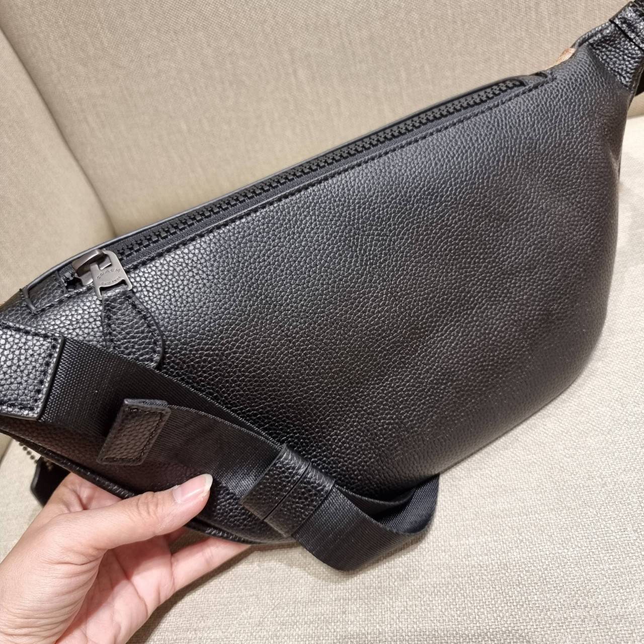 COACH C4028 COACH x PEANUTS WARREN BELT BAG IN SIGNATURE CANVAS WITH VARSITY PATCHES กระเป๋าคาดอกไซส์ใหญ่ คอลเลคชั่นยอดฮิต!! เป็นรุ่นสุดยอดของความคลาสสิค ขนาดสะพายกำลังเท่ คูลๆ ใช้งานง่าย ได้ทั้งหนุ่มๆและสาวๆ วัสดุหนังแคนวาสเคลือบลายสลับหนัง pepble น่าใช้