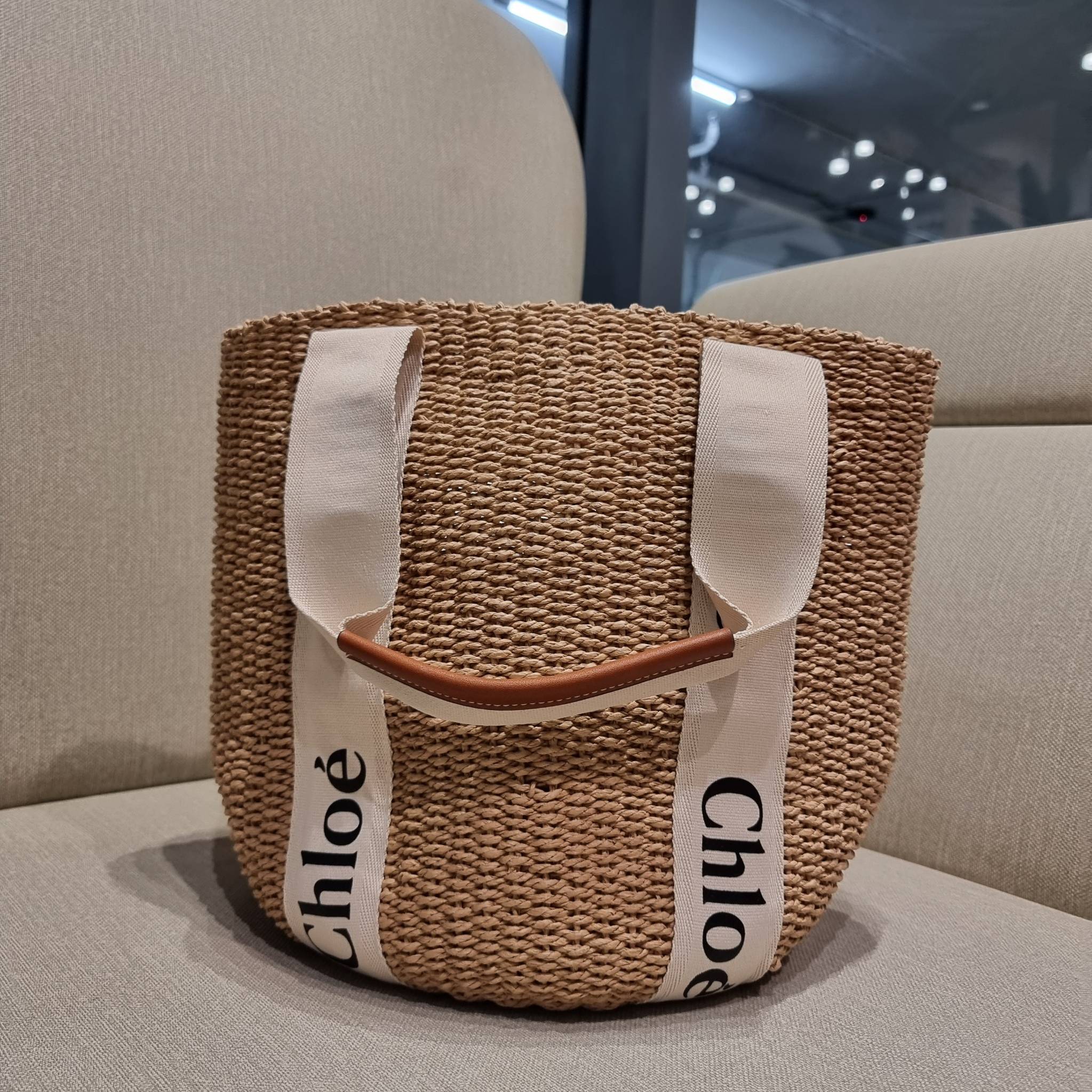 CHLOE LARGE WOODY BASKET กระเป๋าสะพายสานทรงตะกร้า ยอดฮิตติดลมของแบรนด์ ด้วยวัสดุสังเคราห์จากธรรมชาติ สานทอเต็มใบออกมาเป็นลวดลายสวยงาม ตัดด้วยริบบิ้นคาดโดดเด่น ภายในโล่งกว้างมาก จุของได้เต็มที่ เป็นดีไซน์ผู้ดีย้อนยุคที่ดูแพงจริงๆ ใบนี้สามารถสะพายไปเที่ยว ไ