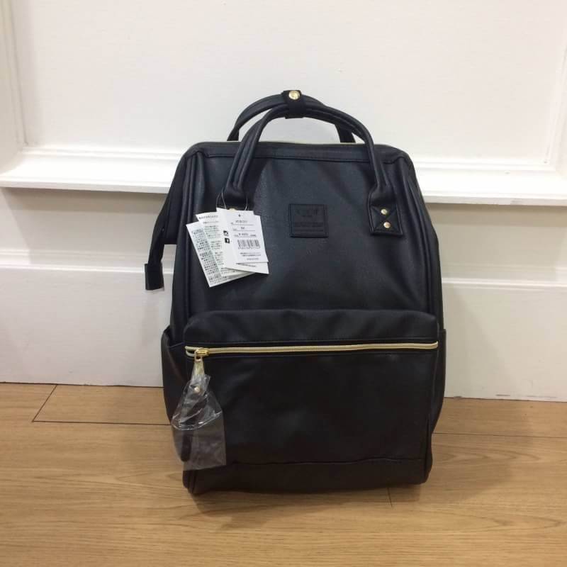 รุ่น คลาสสิก Anello Classic Polyurethane Leather Rucksack เป้อเนลโล ทำจาก PU Leather ทั้งใบ ดูแลทำความสะอาดง่าย น้ำหนักเบา สวยน่ารักดูดีค่ะ รุ่นนี้เป็นขนาดคลาสสิก (regular) สายสะพายแข็งแรง ด้านในบุผ้าอย่างดีค่ะ ด้านหลังและสายสะพายมีฟองน้ำช่วยซับพอร์ตไม่เจ