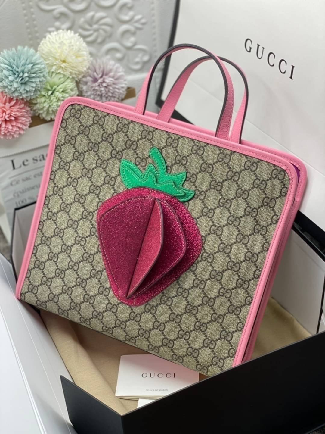 Ori GUCCI Children's tote bag GG kids ที่สุดของความน่ารัก ลิมิเต็ดแบบไม่มีเอาท์ สาวๆสายหวานไม่ควรพลาดด้วยประการทั้งปวงเลยค่าา หนังแท้เกรดดีที่สุด พิมพ์ลายแบรนด์รอบใบเทคเจอร์สวยอยู่ทรง ภายในมีโลโก้กว้างและจุสุดๆใส่สัมภาระได้เยอะ ภาพถ่ายจ