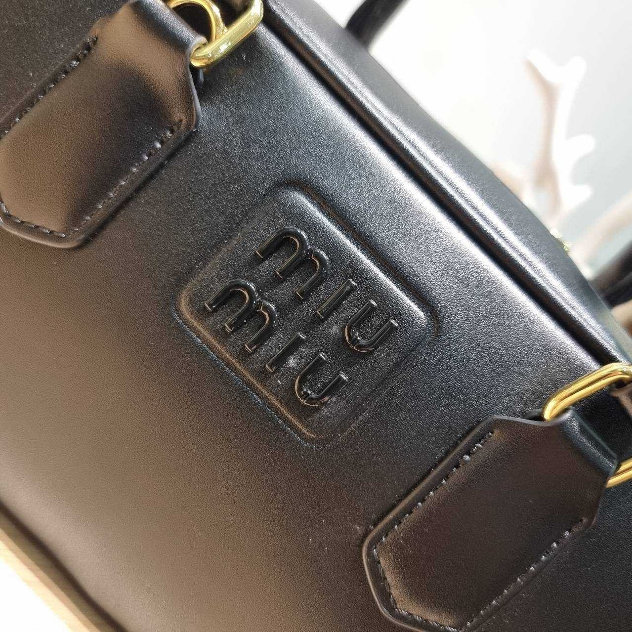 MIU MIU ARCADIE LEATHER BAG M, Geniş 27cm กระเป๋าถือ/สะพายสุดชิค น่ารักๆเก๋ๆ ดีไซน์เรียบแต่มากมีอยู่จริง สวยดูแพง