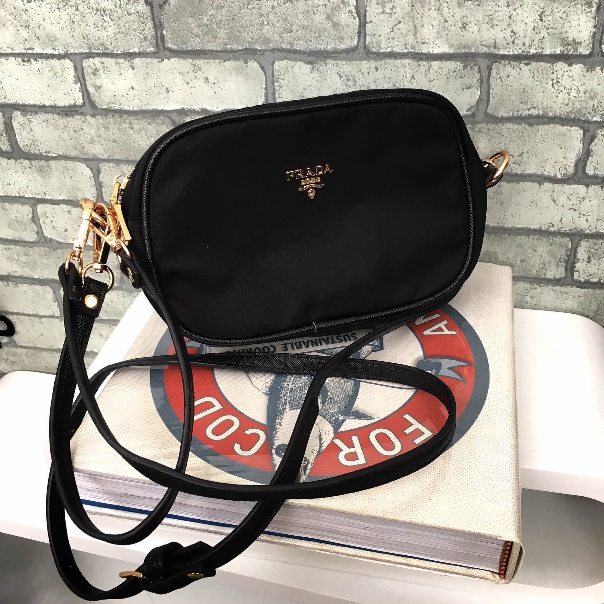 งานพรีเมี่ยมกิ้ฟ จากเคาเตอร์ต่างประเทศคะ ได้ กระเป๋าclutch & shoulder bag จากแบรนด์ Prada มาค่า เป็นกระเป๋าผ้า ไนล่อน น้ำหนักเบา สวยหรู ตามแบบฉบับของแบรนด์เลย ตัวกระเป๋าขนาดกำลังดี ใส่มือถือได้ทุกรุ่น สามารถเก็บสายถือเป็นคลัชออกงานได้คะ หรือ สะพายข้างได้ 