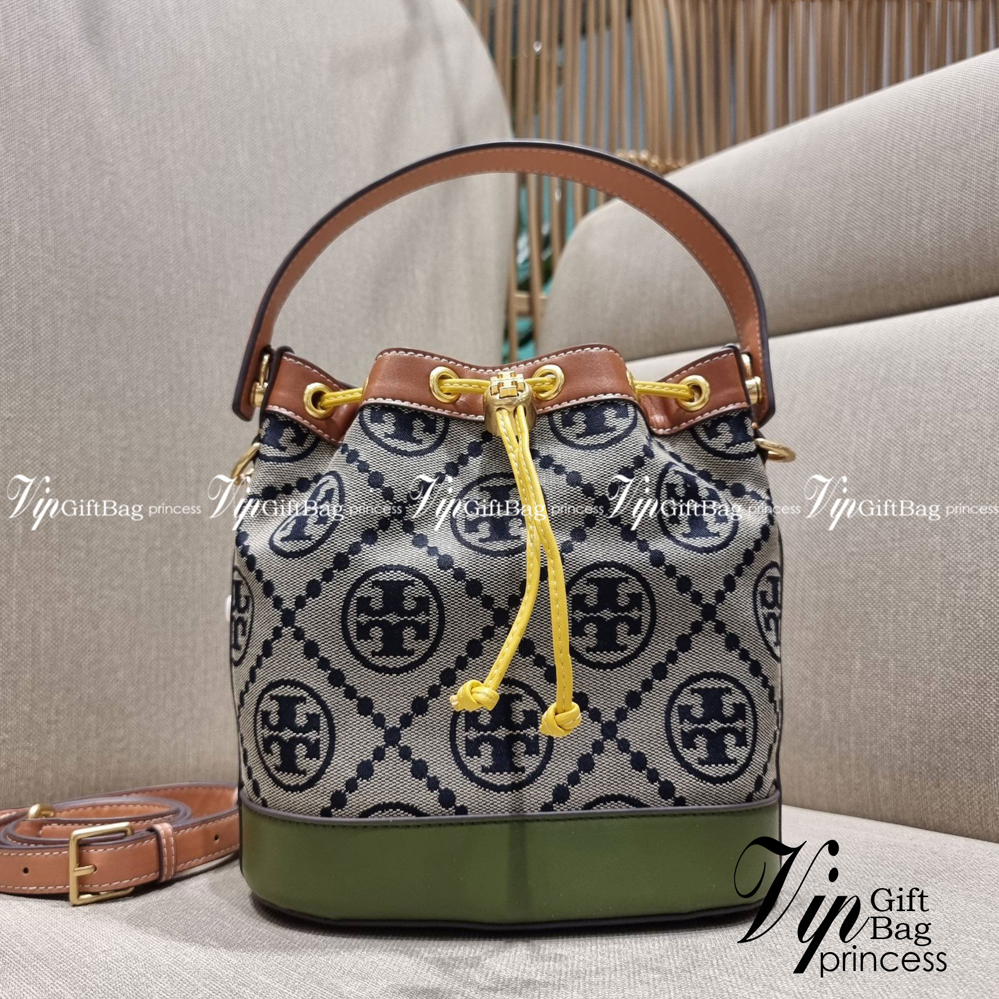 TORY BURCH T MONOGRAM COLORBLOCK JACQUARD BUCKET BAG ไอเท็มใหม่ที่ใครๆก็รอ กระเป๋าบัคเก็ตทรงสวย ที่ยังคงให้ความโดดเด่นด้วยลวดลายเอกลักษณ์ เพิ่มเติมดีไซน์บล็อคสี ตัดกันได้อย่างลงตัว ถักทอบนวัสดุ woven jacquard ลายคมชัด สลับส่วนของหนังแท้ ภายในเป็นช่องโล่งก