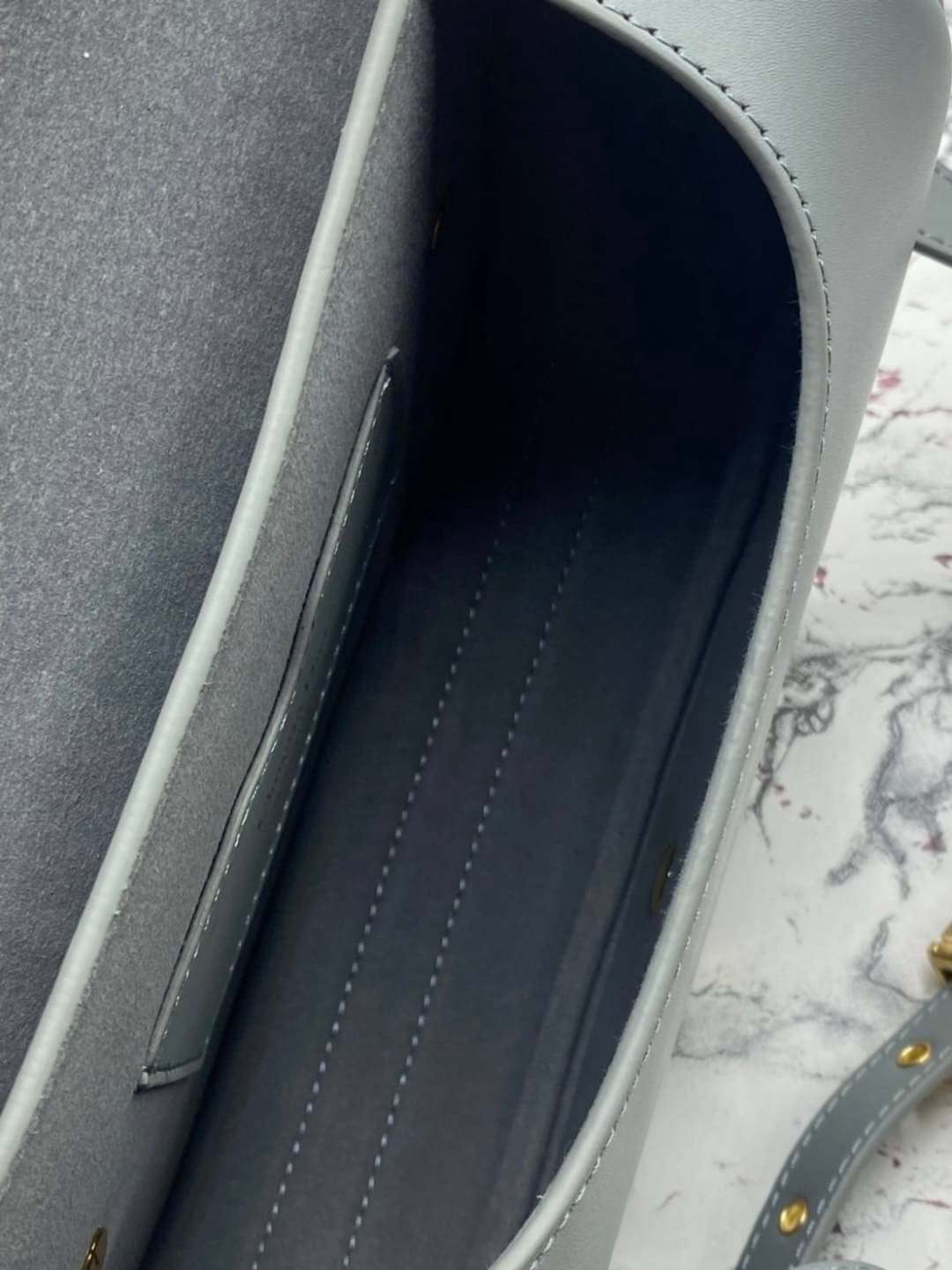 Dior Bobby Medium Bag กระเป๋าสะพายทรงโฮโบรุ่นยอดนิยม คลาสสิคสุดหรู ด้วยสัดส่วนที่กลมกลืนลงตัวอย่างสวยงาม เกรดท็อปออริ ใช้งานต่างประเทศได้