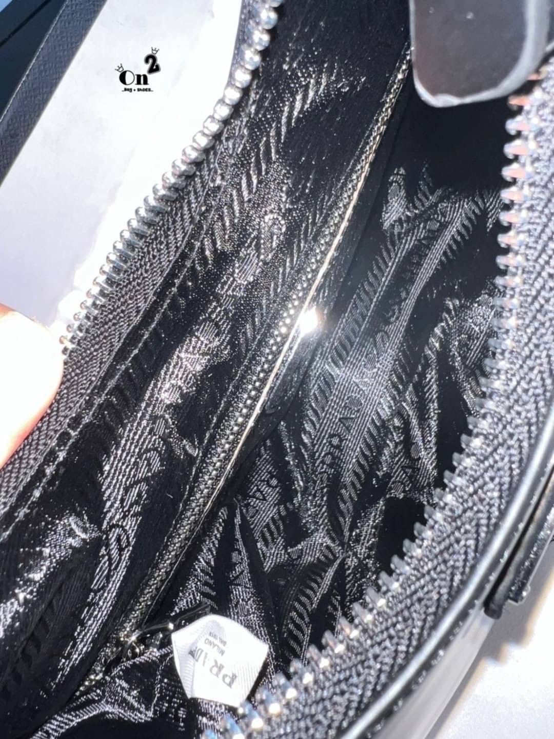 PRADA LEATHER HANDBAG กระเป๋าสะพายไหล่ดีไซน์เก๋และมาแรงมาก สาวๆติดแกลมต้องไม่พลาด สวยดูแพง หนังเงาหรูหรา