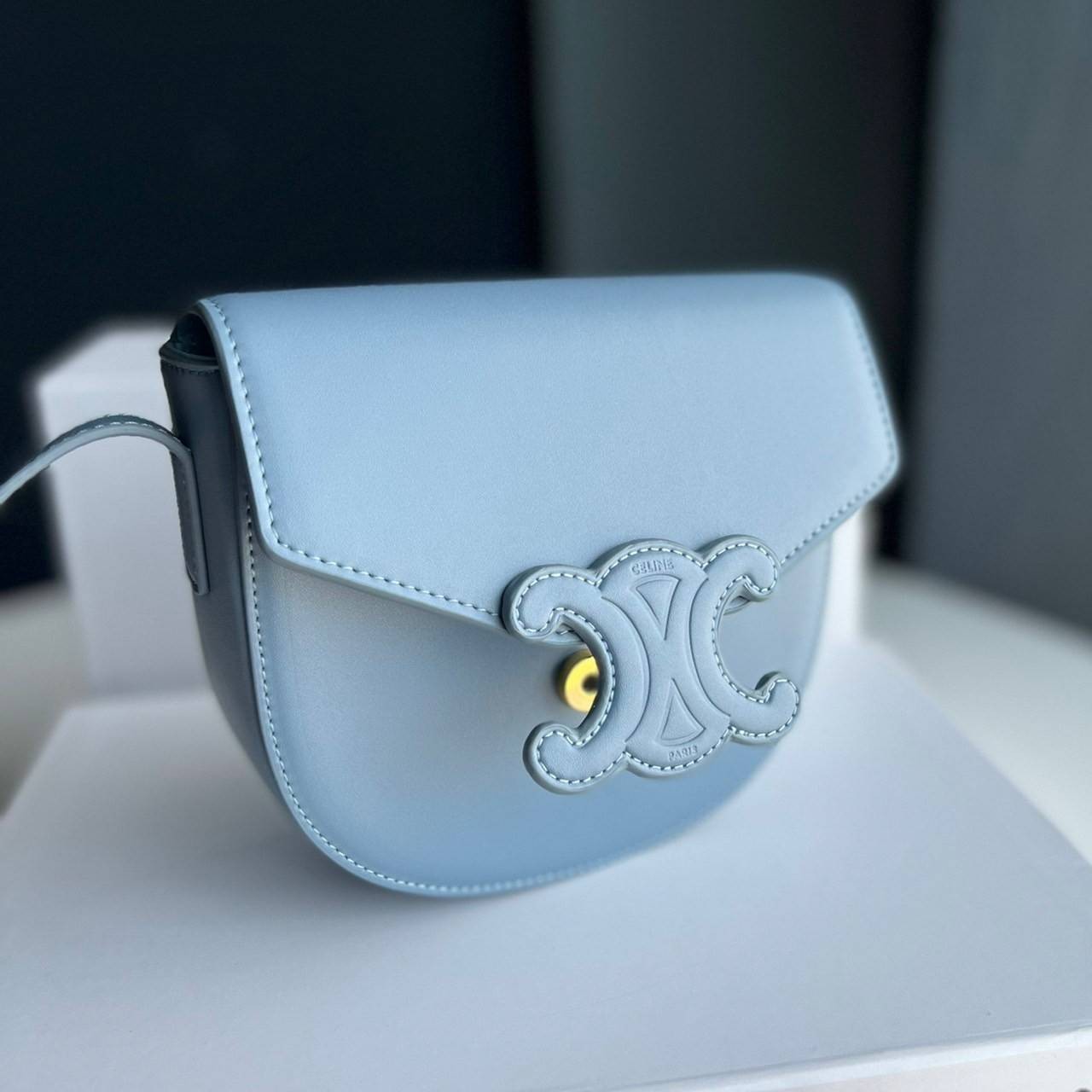 หนังแท้ CELINE BESACE cuir triomphe in Smooth calfskin / CELINE TRIOMPHE CLOSSBODY BAG หนังแท้ทั้งใบสวยหรู แบบใหม่ล่าสุด โลโก้หนังสมูทคลาสิก เหมาะกับสาวๆในวันที่อยากครอสบอดี้ชิลๆ ห้ามพลาดค่ะ!