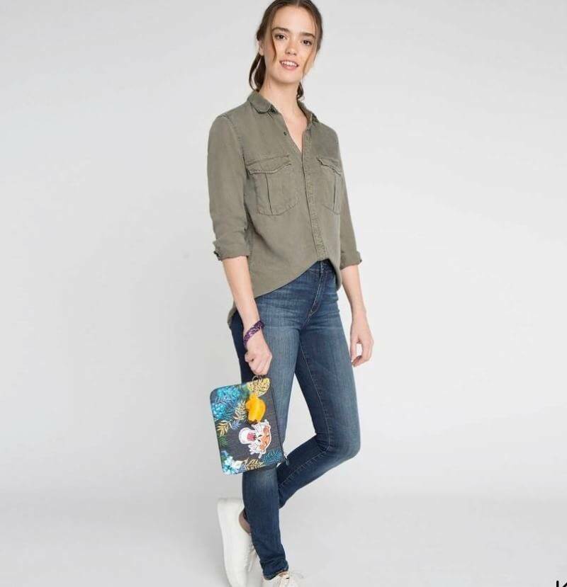 KIPLING ELLETRONICO DISNEY’s JUNGLE BOOK POUCH กระเป๋าคล้องมือทรงพอรช์จากการ์ตูนวอลท์ดิสนีย์ ที่วาดลวดลายลงบนกระเป๋า สำหรับใส่ของจุกจิก มือถือ กระเป๋าสตางค์ เครื่องสำอางค์ได้ มาพร้อมพวงกุญแจขนปุกปุย ภายในมีช่องเล็กแยกเป็นสัดส่วน สามารถคล้องมือถือเก๋ๆเลยคร