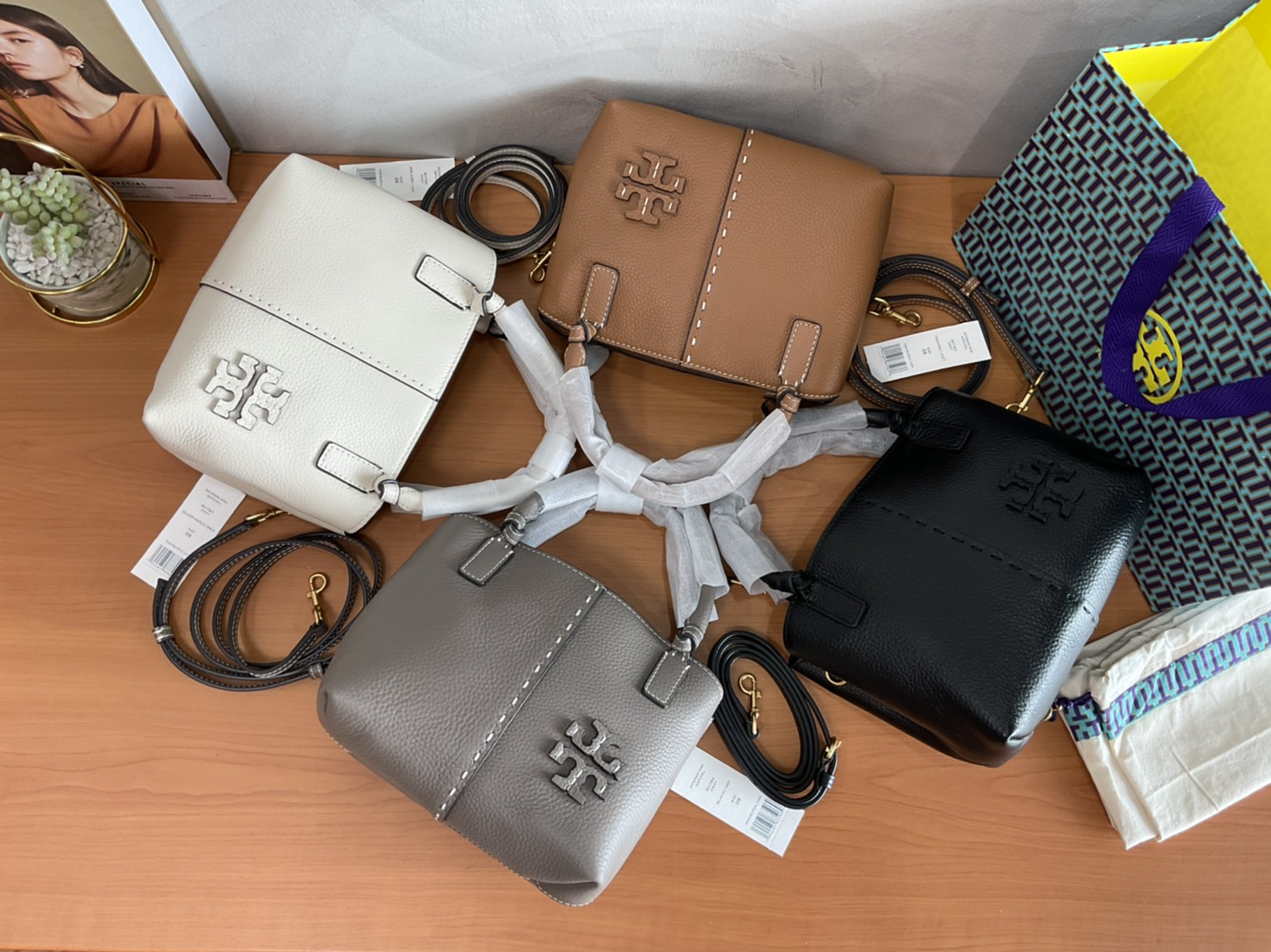 Tory Burch McGraw Mini Satchel กระเป๋าถือ/สะพาย Crossbody วัสดุหนังลูกวัวแท้ 100% ด้านหน้าประดับโลโก้หนัง ตัดเป็นรูปตัว T สัญลักษณ์แบรนด์ ตัวกระเป๋าเดินด้ายเล่นลายเพิ่มลูกเล่น เพื่อความเก๋!!