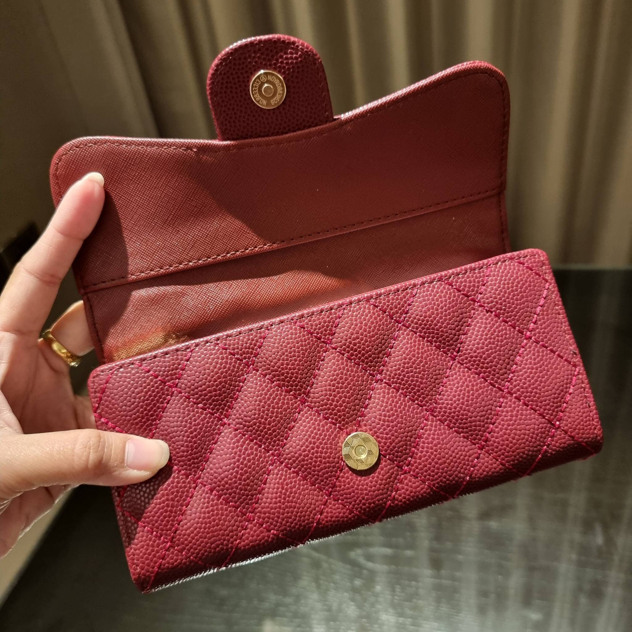 VIP 】กระเป๋าสตางค์ใบยาวรุ่นฝาพับที่ถามหากันมากที่สุด!! สวยรับทรัพย์จาก Chanel วัสดุหนังลายคาร์เวีย ลุคผู้ดีที่สุด เปิด-ปิดด้วยกระดุมแม่เหล็ก ภายในกระเป๋ามีช่องใส่บัตรได้เยอะ ใส่ธนบัตร ใส่เหรียญได้ มีช่องซิปแยกอีกหนึ่งช่อง ดีไซน์เรียบหรูดูคลาสสิค!! สาวๆห้า