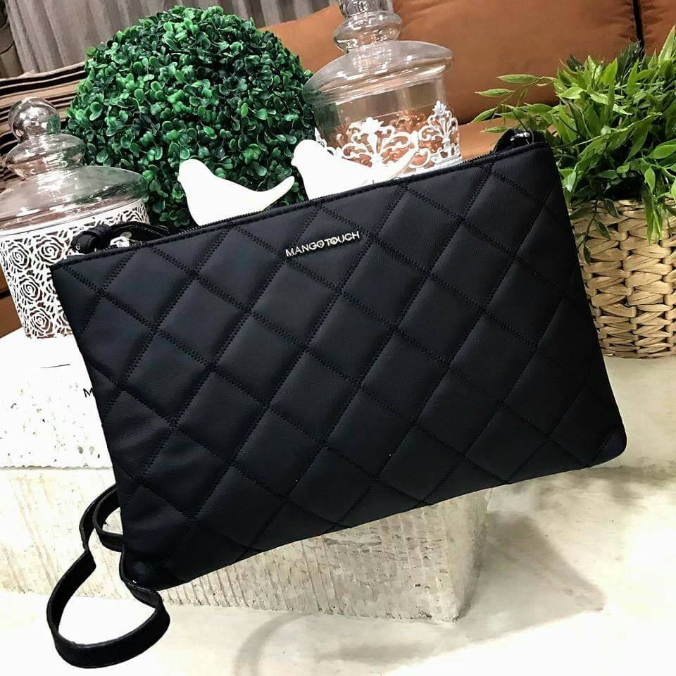 MANGO QUITED SHOULDER BAG กระเป๋าสะพายวัสดุหนังลายตารางสี่เหลี่ยมประดับโลโก้ ด้านหน้าเปิดปิดด้วยซิปมาพร้อมสายสะพายยาวขนาดกำลังดี น้ำหนักเบา ใส่กระเป๋าสตางค์ใบยาว, มือถือ,ของจุกจิกได้ ใช้ได้ทุกโอกาส ภาพถ่ายจากสินค้าจริง ราคาสุดคุ้มแนะนำเลยค่ะ