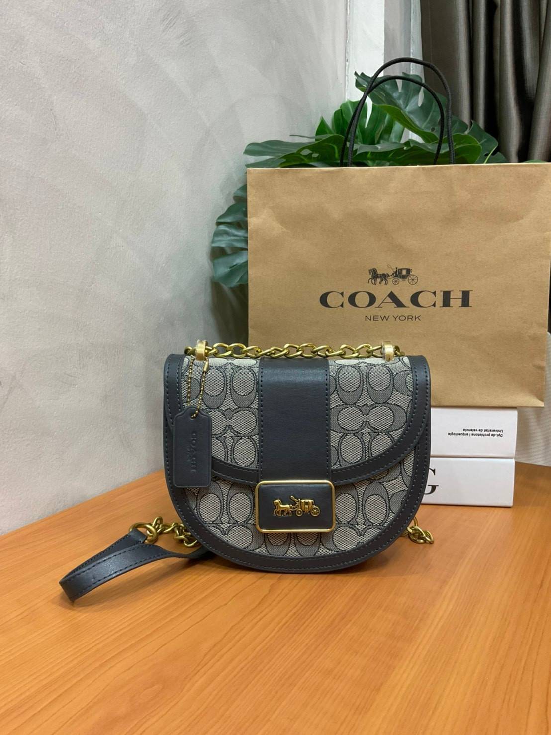 COACH ALIE SADDLE BAG IN SIGNATURE JACQUARD (C4694//C3464) New item!! กระเป๋าสะพายทรง saddle ดีไซน์วินเทจย้อนยุค แฝงความหรูในตัวด้วยอะไหล่สีทองเหลือง โดดเด่นไม่ซ้ำใครแน่นอน วัสดุผ้า jacquard สลับหนังแท้ ภายในเป็นช่องโล่ง มาพร้อมสายสะพายครอสบอดี้ ที่สามารถ