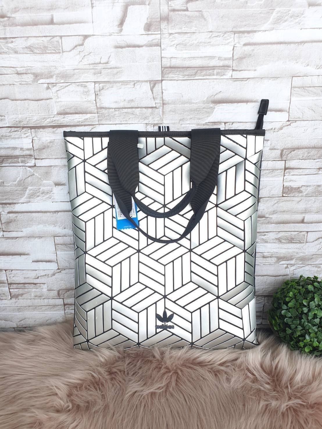 Adidas Original Shopper 3D Tote Bag Trefoil Handbag . Classic Sports กระเป๋าถือหรือสะพาย ลาย graphic ทรง sport วัสดุ polyurethaneเนื้อ matte หนังนิ่ม น้ำหนักเบา เปิดปิดด้วยซิป ภายในกว้างโล่ง ใส่ A4, iPad และของใช้ได้เยอะ Unisex ใช้ได้ทั้ง ช ญ ค่ะ