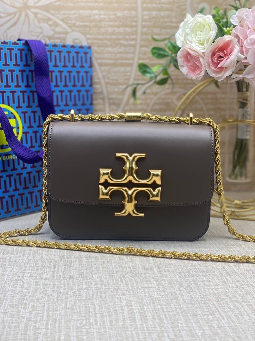 Tory Burch Eleanor Medium Convertible Shoulder Bag / Tory Burch 75003 ฮอตไอเท็ม รุ่นนี้ขายดีขายหมด สวยหรู คุณหนู ผู้ดี!! หายากมากแล้วน้า กระเป๋าสะพายข้าง ดีไซน์อยู่ทรง ขนาดกำลังสะดวกใช้สำหรับสาว เปิด-ปิดด้วยแถบแม่เหล็ก ภายในแบ่งสัดส่วนได้เป็นอย่างดี