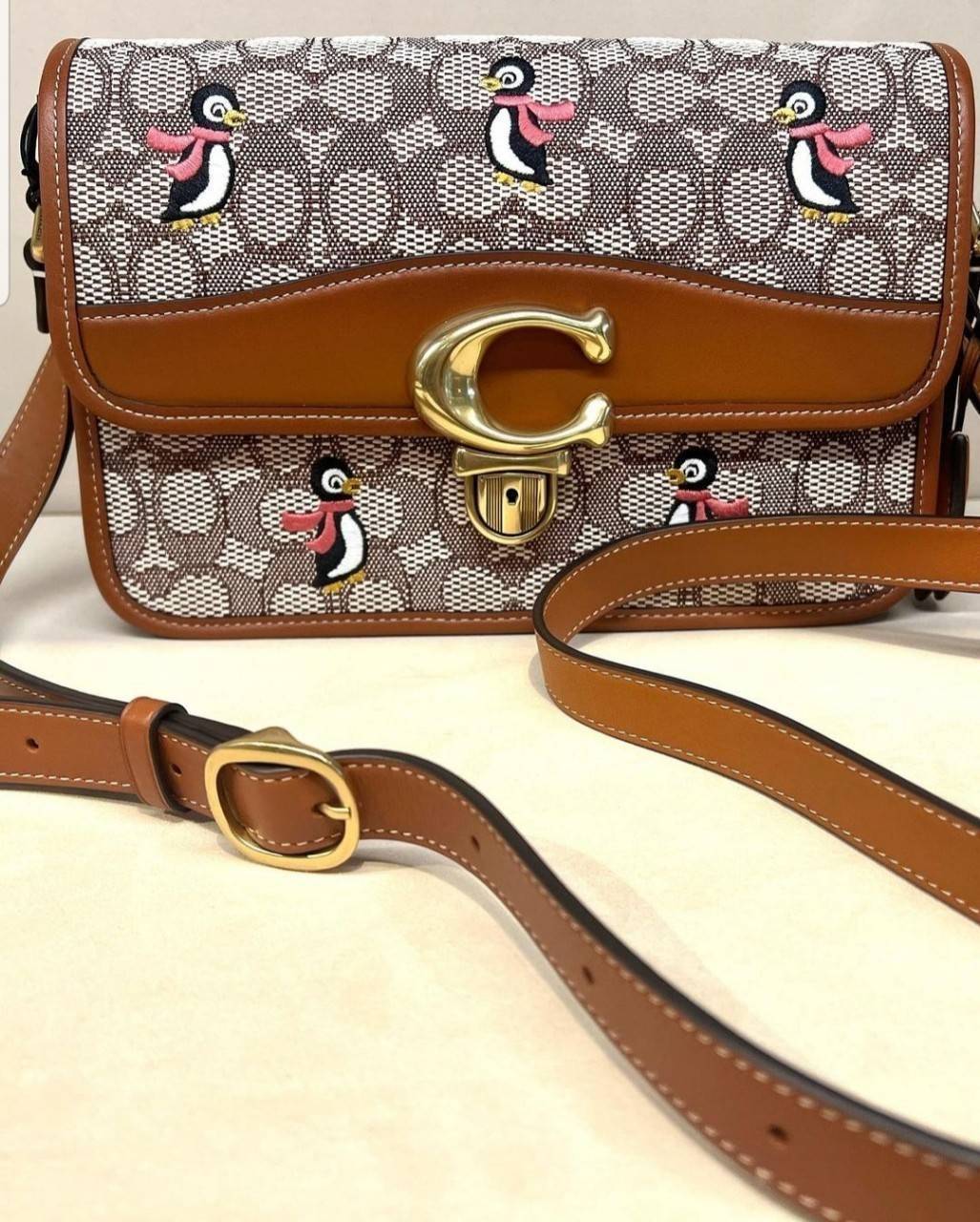 COACH STUDIO SHOULDER BAG IN SIGNATURE JACQUARD WITH PENGUIN MOTIF (C7935) กระเป๋าสะพาย ดีไซน์เฉียบ! สุดคลาสสิค ที่เป็นเอกลักษณ์เฉพาะตัว//วัสดุ JACQUARD พิมพ์ลาย SIGNATURE ผสมหนังแท้ รูปทรงสวย ดีเทลเรียบหรู เพิ่มดีไซน์โดดเด่น ด้วยการปักเย็บ รูปเพนกวินสุดน