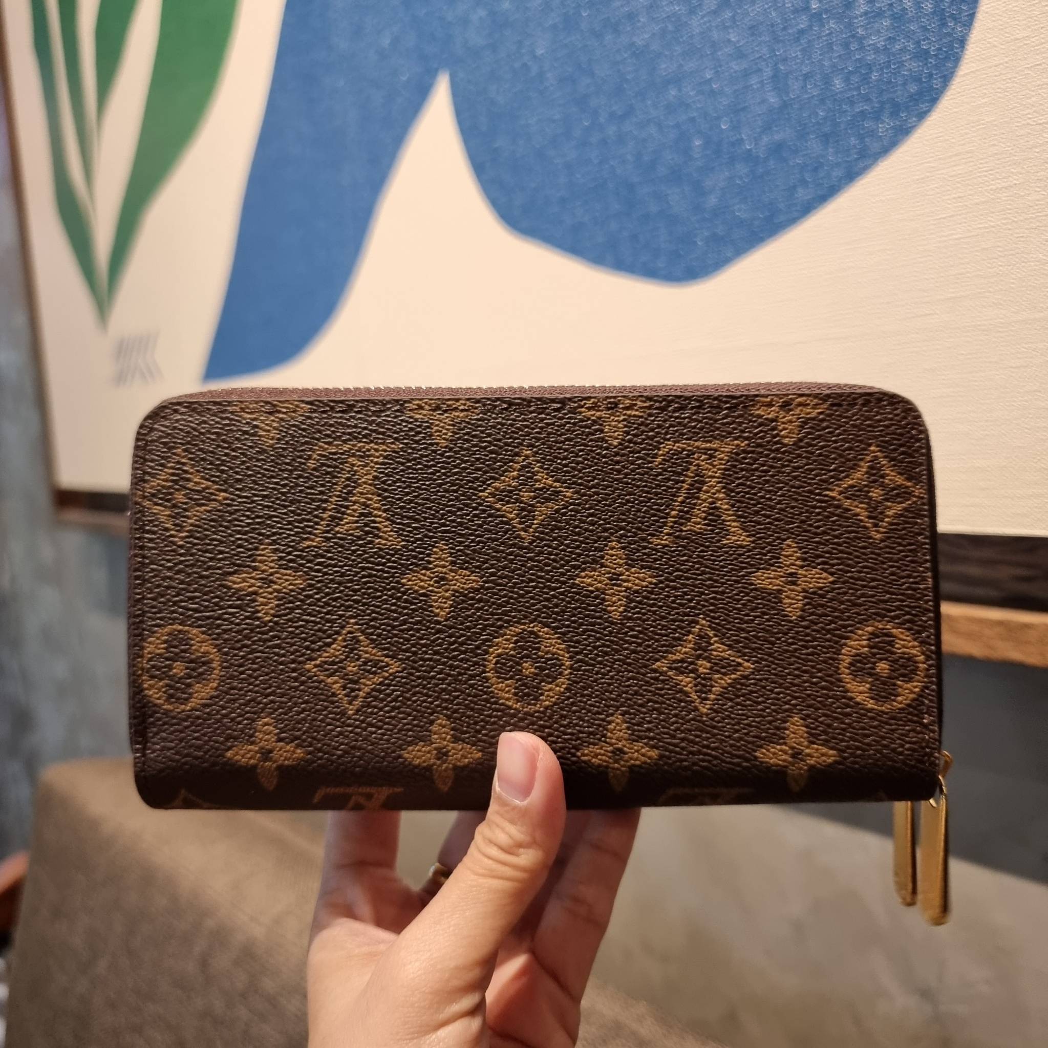 2ซิปก็ต้องมาแล้วแหละ!! IN STOCK แล้ว!! ด่วน!! เตือนแล้วน้า!!! LV long wallet ไอเท็มสุดฮิต ติดทุกกระแส แรงไม่เคยตก รุ่น unisex ที่จะหนุ่มๆสาวๆ ก็เลิฟได้หมด!! ใบยาวขนาดกำลังเหมาะมือ รอบนี้คือดี คุ้ม เพราะมาสองซิป ใส่กันแบบเน้นๆ เงินตุงกระเป๋ารับทรัพย์!! ถือ