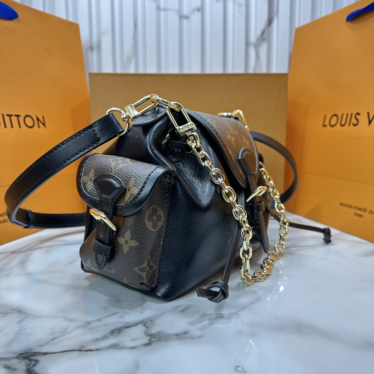 ORI หนังแท้ | LV Odyssee bag Monogram Canvas กระเป๋าสะพายดีไซน์ใหม่ คอลเลกชันประจำฤดูกาล Pre-Fall 2025 ออกแบบมาเพื่อเชิดชูมรดกล้ำค่าที่สืบทอดจากรุ่นสู่รุ่น ดีไซน์ทันสมัยใช้งานได้ทุกวัน