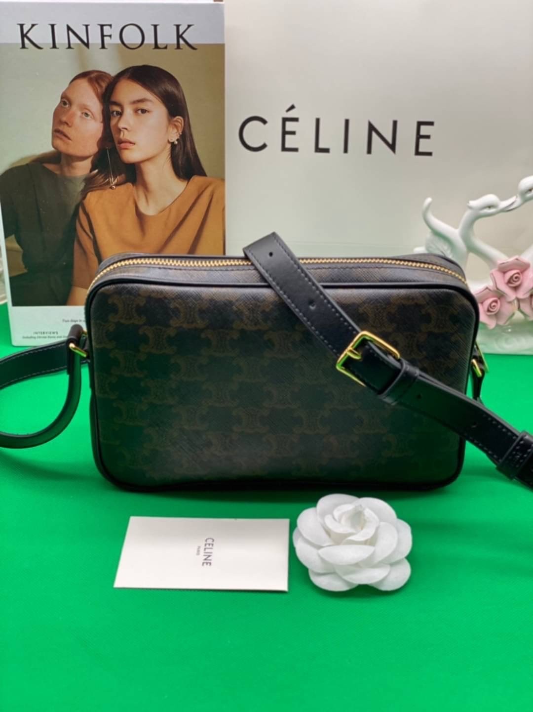 หนังแท้ CELINE Medium Messenger Bag In Triomphe Canvas With Celine Print In Black กระเป๋าทรงครอสบอดี้ วัสดุหนังแท้ทั้งใบ ขนาดกลางกำลังดี น้ำหนักเบา รูปทรงใช้งานง่าย ได้ทั้งหญิงชาย ภาพสินค้าถ่ายจากงานขายจริง ใช้งานต่างประเทศได้