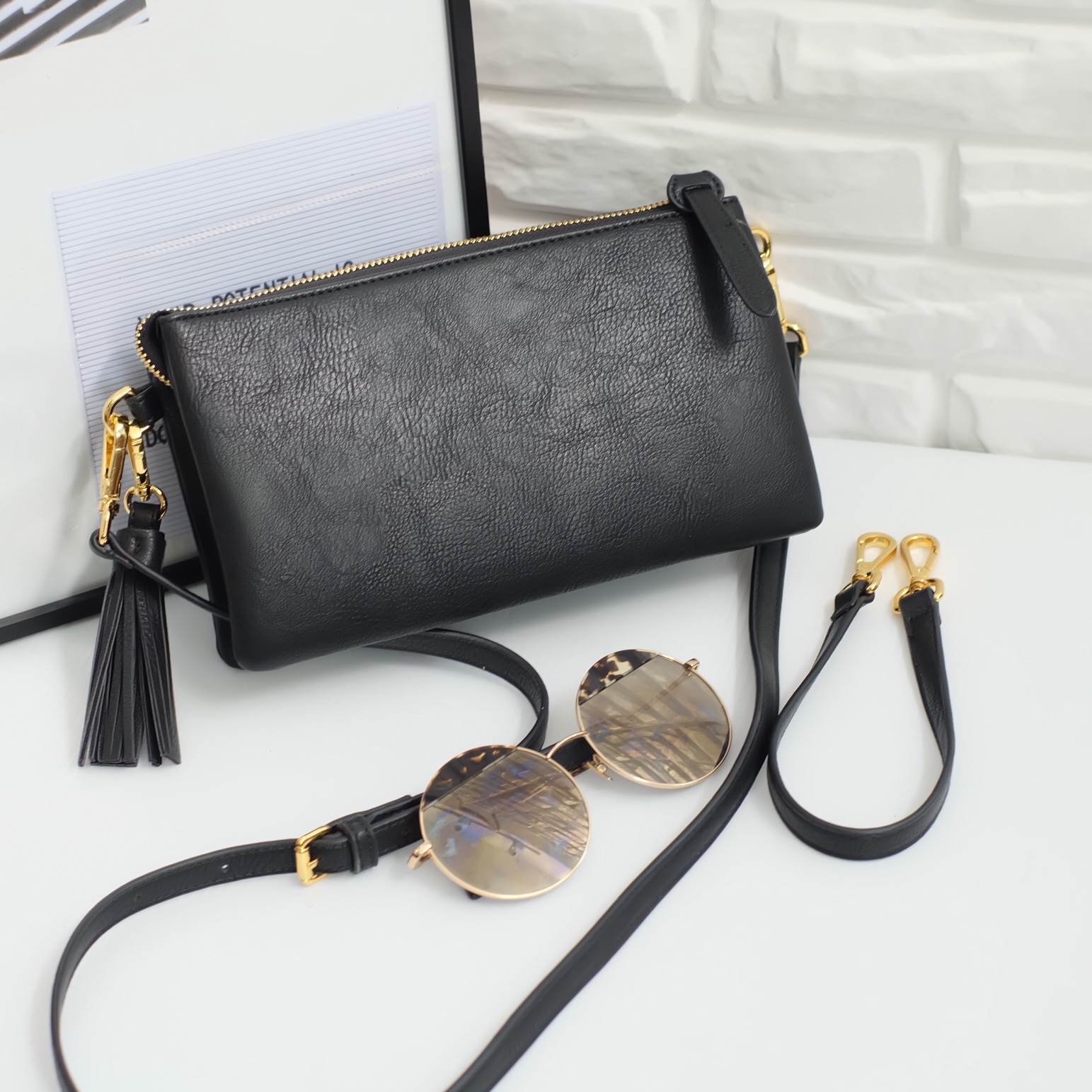 รุ่นขายดีที่สุด จนต้องทำ Size ใหม่เพิ่ม กระเป๋า สะพาย 3in1 ถือ/สะพายได้หลายแบบตามสไตล์ ใบนี้แนะนำเลยค่ะ ควรมีติดตู้ !! 😍กระเป๋า KEEP Doratry shoulder &clutch bag ตัวกระเป๋าผลิตจากหนังแกะเทียม ตัดกับ ลายงู ลายหนังชัดเจน สวย อะไหล่ทองเพิ่มความหรูให้