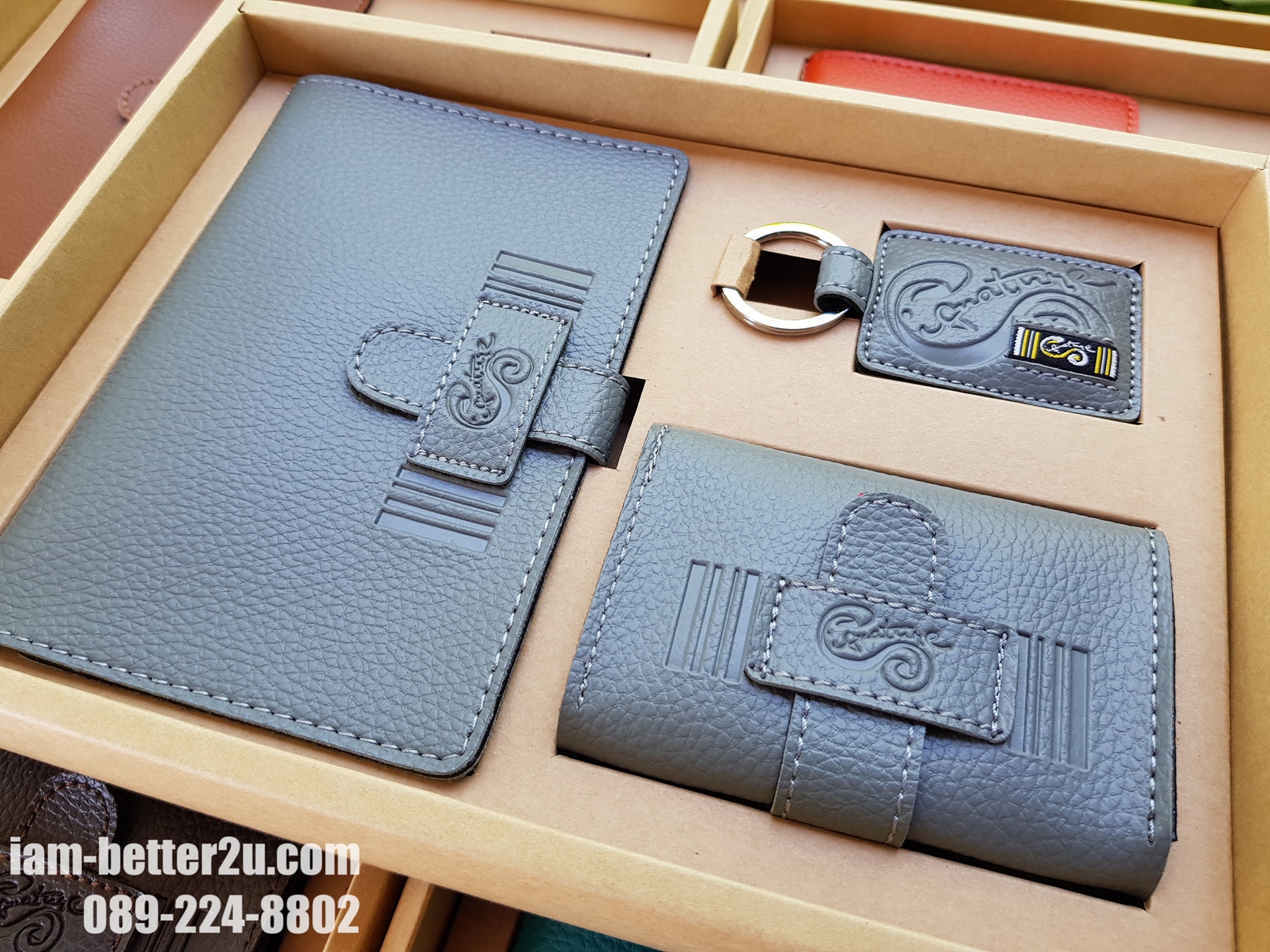 รับผลิตและปั๊มโลโก้ สินค้าเเบรนด์ The Signature เป็นของขวัญ ตอบแทนลูกค้าและคนสำคัญของคุณ