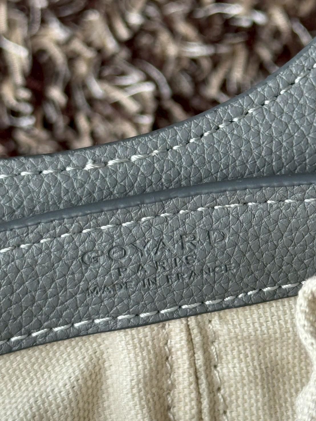 Goyard Beluga Mini Bag กระเป๋าสะพายทรงบัคเก็ต หูจับในตัว ภายในเป็นเชือกรูด น่ารักเกินต้าน เหมาะมากกับสาวๆสายแต่งตัวน่ารัก ขนาดกำลังพอดีไม่เล็กไม่ใหญ่เกินไป ควรมีมากค่า