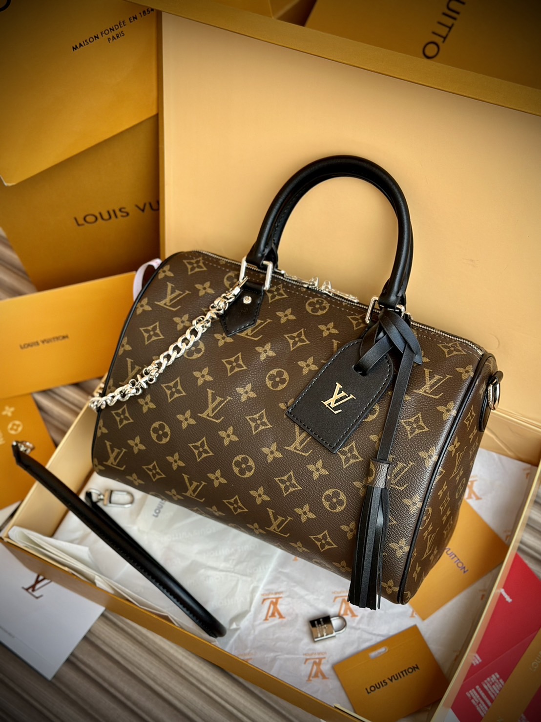 LV Speedy Soft 30 Dark Bag Monogram Black กระเป๋าทรงหมอนสปีดี้รุ่นใหม่ใบใหญ่ดีไซน์สวยสะดุดตา พร้อมโซ่สีเงินห้อยสวยโดดเด่น เพิ่มกิมมิกด้วยพู่ห้อย เป็นเพื่อนคู่ใจในการเดินทางที่สมบูรณ์แบบ เพิ่มสัมผัสหรูหรามีระดับ