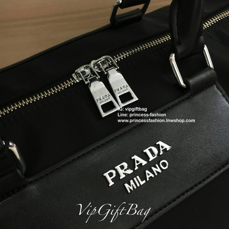 ของมันต้องมี♡ มาใหม่กับ กระเป๋าทรง Travel Bag ใส่ของได้เยอะมาก ไปต่างประเทศได้สบายคะ หมดห่วง ตัวกระเป๋าทำจากผ้า Nylon อย่างดี สามารถกันน้ำได้ ทรงสวยมากคะ มีความอยู่ทรงในระดับนึงด้านหลังมีช่องซิป #อะไหล่เงิน ด้านในมีช่องซิป 1ช่อง ช่องใส่ของจุกจิก แล