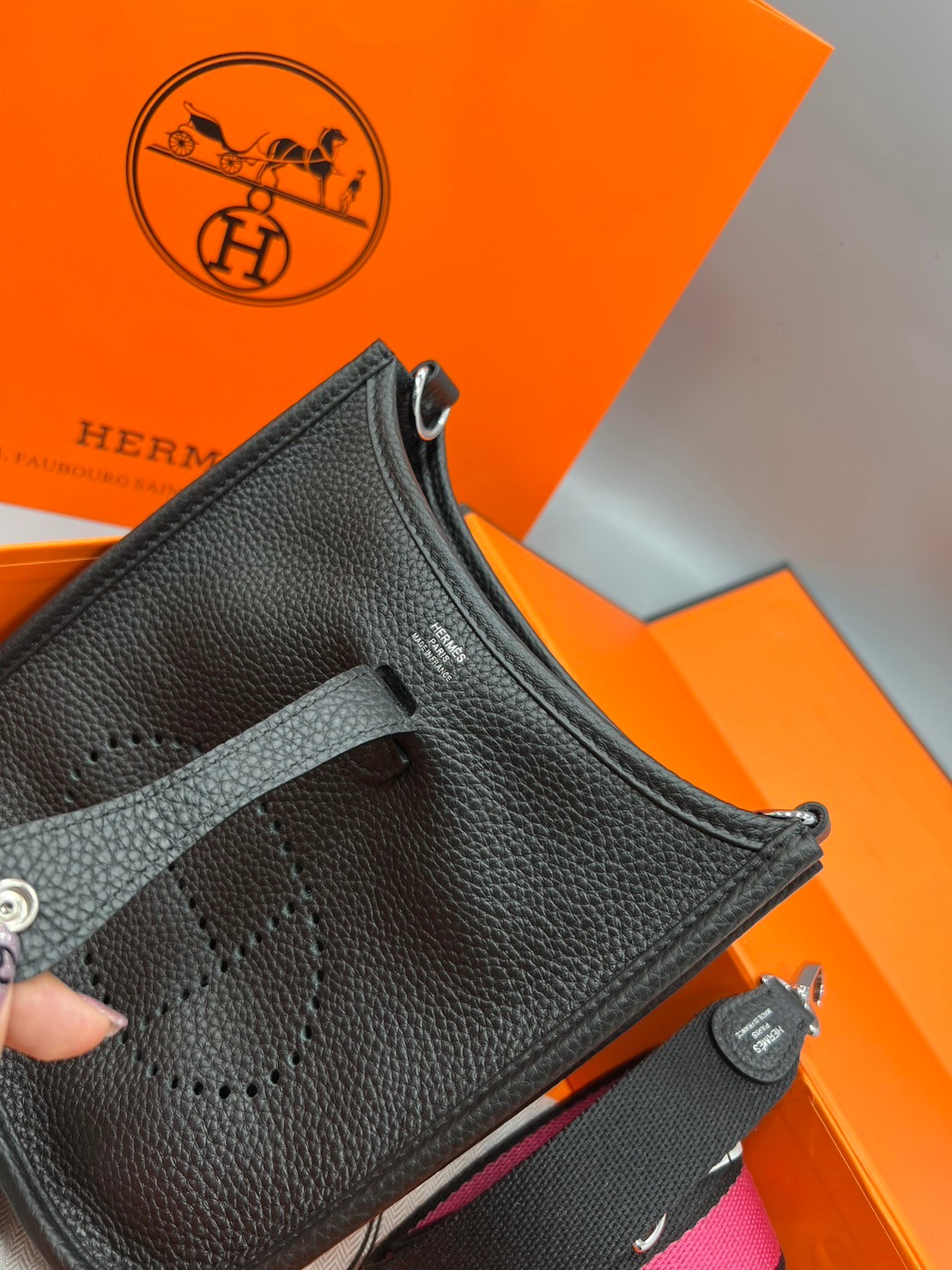 HERMES evelyne mini bag Luxury Bag กระเป๋าสะพายแบรนด์ดัง แบรนด์หรู คลาสสิกตลอดกาล ใช้ได้ทั้งชายหญิง ใบเดียวจบ สวยรวยปัง เกรดท็อปออริจินอล ภาพสินค้าถ่ายจากงานขายจริง ใช้งานต่างประเทศได้