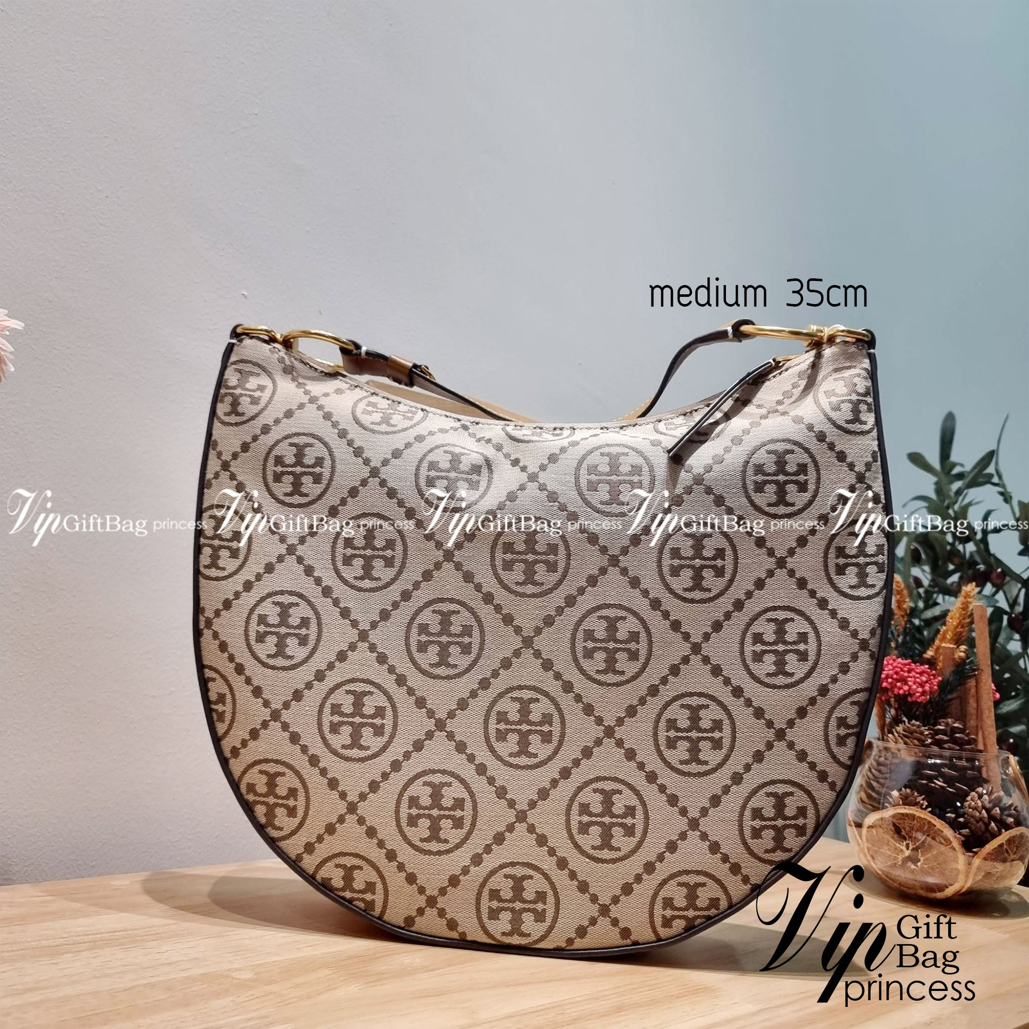 ใบใหญ่ 35cm Tory Burch T Monogram Medium Crescent Bag / TORY BURCH T MONOGRAM JACQUARD CRESCENT BAG ไซส์ใหญ่กับไอเท็มสุดร้อนแรง เซเลปรีวิวเยอะมาก!! สาวๆตามหากันไปอีก กระเป๋าทรง half moon ที่ดีไซน์บนผ้า jacquard ลวดลายซิกเนเจอร์ เรียบหรู ผู้ดีมากแม่!
