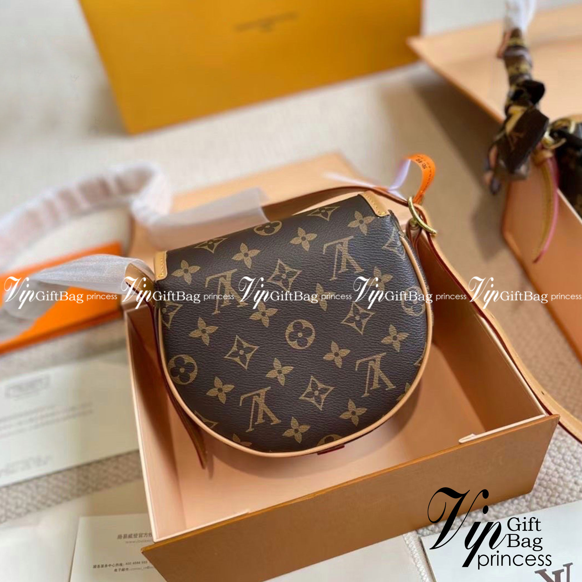 LV Tambourine Monogram Crossbody Bag กระเป๋าสะพายไซส์มินิ น่ารัก คอลเลคชั่นดีไซน์ใหม่ ทรงโค้งมน สวยหรู สายสะพายปรับได้ตามชอบ ราคาดีงามจัดมาให้พร้อม box set ชวนสะสม ห้ามพลาดจ้า