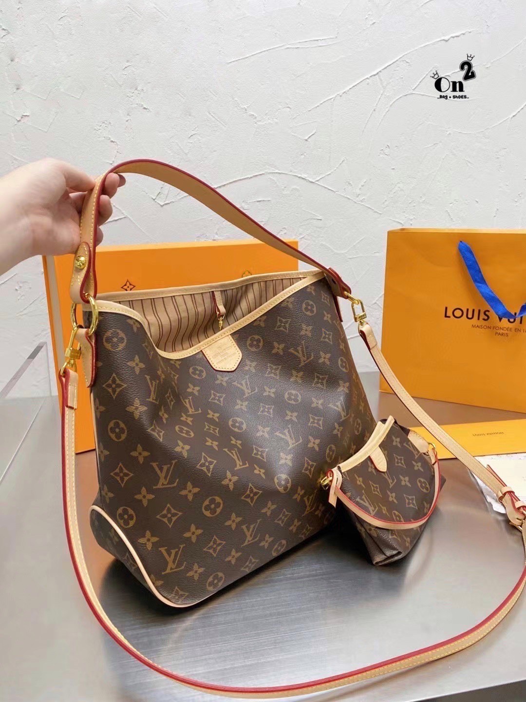 Louis Vuitton Monogram Delight Canvas / LV Delight Tote Bag กระเป๋าสะพายข้างทรงสูงใบใหญ่หนังแกะสังเคราะห์ หูหิ้วปั้มโลโก้ ด้านในมี1ช่องซิป 1ช่องใส่ของจุกจิ๊ก มาพร้อมกระเป๋าเล็กน่ารักใส่ตังค์ คุ้มสุดๆ อะไหล่ทองหรูหรา มีสายยาว ถอดสายได้ ปรับระดับได้ จุของได