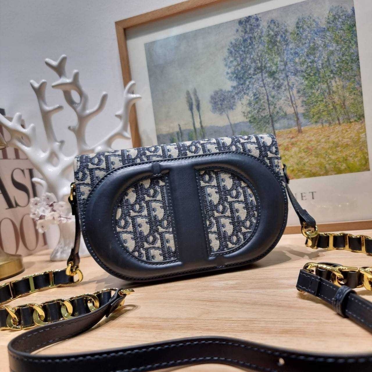 CD SIGNATURE BAG WITH STRAP กระเป๋าสะพายซิกเนเจอร์ ไอเท็มมาแรง ที่สวยแซ่บไม่มีไม่ได้เลย เกรดออริ 1:1