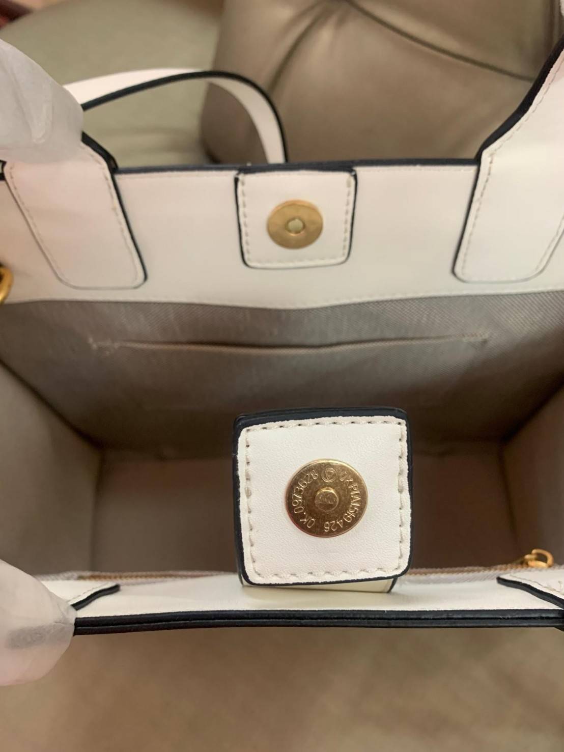 Tory Burch ella jacquard embroidered quadrant tote ลายโมโนแกรม (Monogram) (Material : Woven jacquard leather) ดีไซต์ลำ้เอกลักษณ์ที่โดดเด่น เป็นอีกหนึ่งรุ่นที่ Tory ฺBurch ภูมิใจนำเสนอ ใบใหญ่ค่ะ จุของได้เยอะ ใส่ A4 ได้ งานสวย ตั้งอยู่ทรง จุดเด่นของรุ่นนี้ค