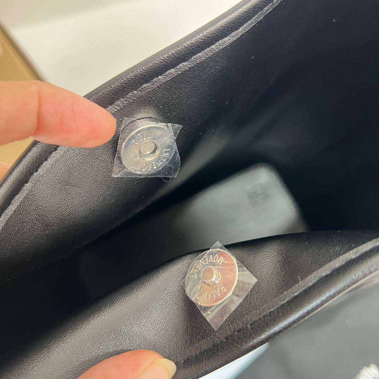 Rally The Bag Whisper กระเป๋าทรงบัคเก็ตงานหนังรุ่นใหม่ ฮอทติดลมบน มาแรงสะพายกันทั่วบ้านทั่วเมือง สายแบกสายขนห้ามพลาดจุของได้เยอะ รุ่นหนังผิวสัมผัสนิ่มมือ ทนทานและจุสิ่งของได้ครบครัน