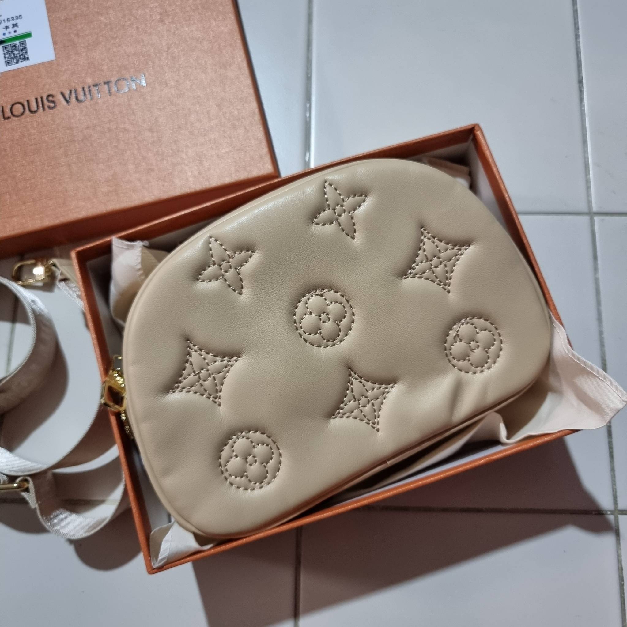 LV EXCLUSIVE VIP COSMETICS BAG ไอเท็มเอ็กซ์คลูซีฟ รุ่นหายาก กระเป๋าใส่เครื่องสำอางค์เอนกประสงค์ ที่นำมาประยุกต์ใช้เป็นกระเป๋าสะพายประจำวันได้ เพราะพิเศษมากแถมสายสะพายมาให้ วัสดุหนังลูกวัวฟอกสี นิ่มมาก เปิด-ปิดด้วยซิป ภายในโล่งกว้าง มีช่องแบ่งสัดส่วนให้ จั