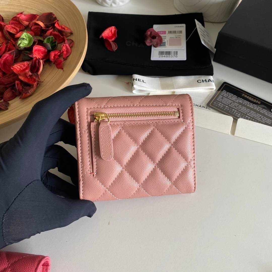 หนังแท้ Chanel Classic small wallet caviar 3 พับ พร้อมส่งที่ไทย รุ่นยอดนิยมไอเท็มฮิตวัสดุหนังแท้คาเวียร์สวยคลาสสิคเปิดปิดด้วยฝาปิดกระดุมด้านหน้ามีโลโก้แบรนด์อะไหล่ทองสวยหรูดูดี ตัวจริงสวยน่าใช้ Chanel mini นาทีนี้กำลัง in สุดๆ ภาพสินค้าถ่ายจากงานขายจริง ใ