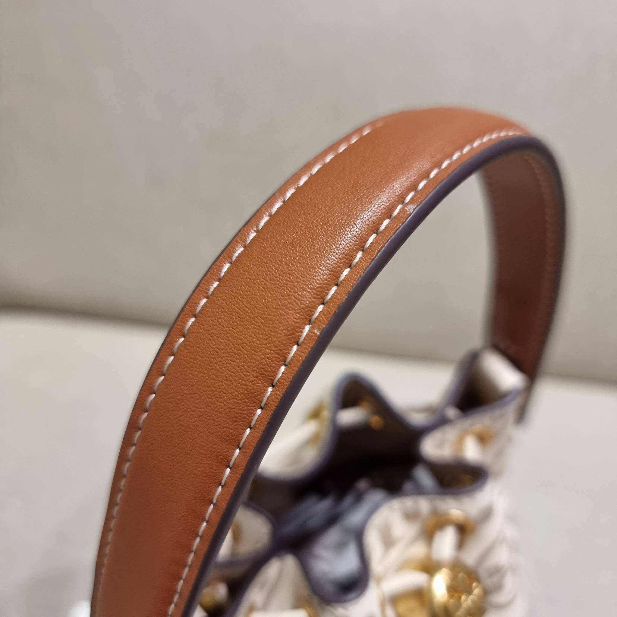 TORY BURCH T MONOGRAM EMBOSSED MINI BUCKET BAG คอลเลคชั่นใหม่ กับกระเป๋าบัคเก็ตทรงยอดนิยม ในไซส์มินิ ดีไซน์ใหม่ล่าสุด สวยลูกคุณหนู หรูหรา!! ด้วยดีเทลผิวลายนูนลวดลายเอกลักษณ์ วัสดุหนังแท้ ปากกระเป๋ารูดเปิด-ปิดได้ มีหูจับในตัว สะดวกใช้ไปอีก และมีสายสะพายข้า