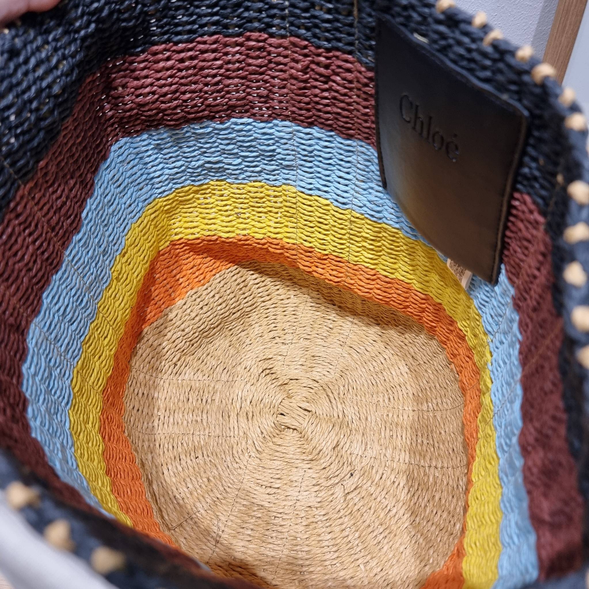 CHLOE LARGE WOODY BASKET Multicolor กระเป๋าสะพายสานทรงตะกร้า ยอดฮิตติดลมของแบรนด์ ด้วยวัสดุสังเคราห์จากธรรมชาติ สานทอเต็มใบออกมาเป็นลวดลายสวยงาม