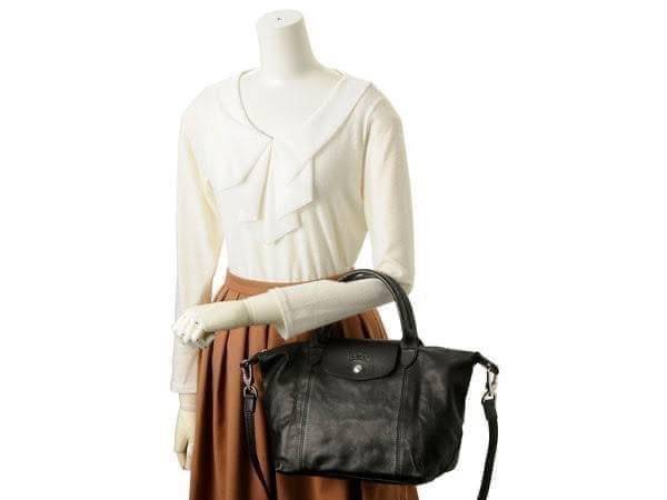 Longchamp LE PLIAGE CUIR TOP HANDLE BAG S เรียกว่าเป็นกระเป๋าอีกหนึ่งรุ่นที่ไม่ว่ายังไงก็ฮอตฮิตและติดเทรนด์ตลอดไม่เคยเปลี่ยนกับ ทรง Le Pliage Cuir หนึ่งในตระกูลกระเป๋าสุดไอคอนิกจากแบรนด์ เมื่อรุ่น Le Pliage Cuir ในรูปแบบของหนังแกะ Metis ได้ถือกำเนิดขึ้นใน