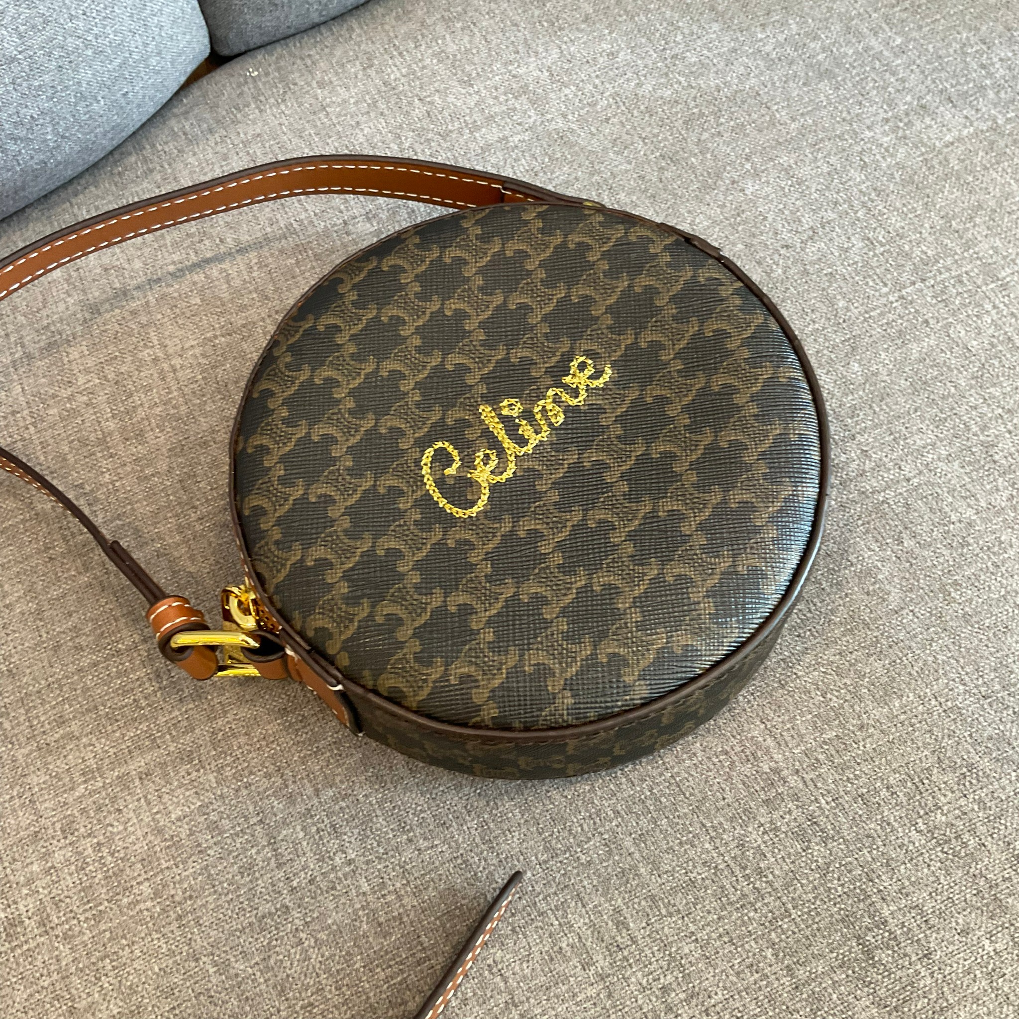 CELINE ROUND PURSE ON STRAP IN TRIOMPHE CANVAS / พร้อมส่งที่ไทยกับ CELINE CROSSBODY BAG กระเป๋าทรงครอสบอดี้ ใบกลมเล็กน่ารัก วัสดุหนังทั้งใบ ตกแต่งด้วยโลโก้แบรนด์ปักเลื่อมด้านหน้า