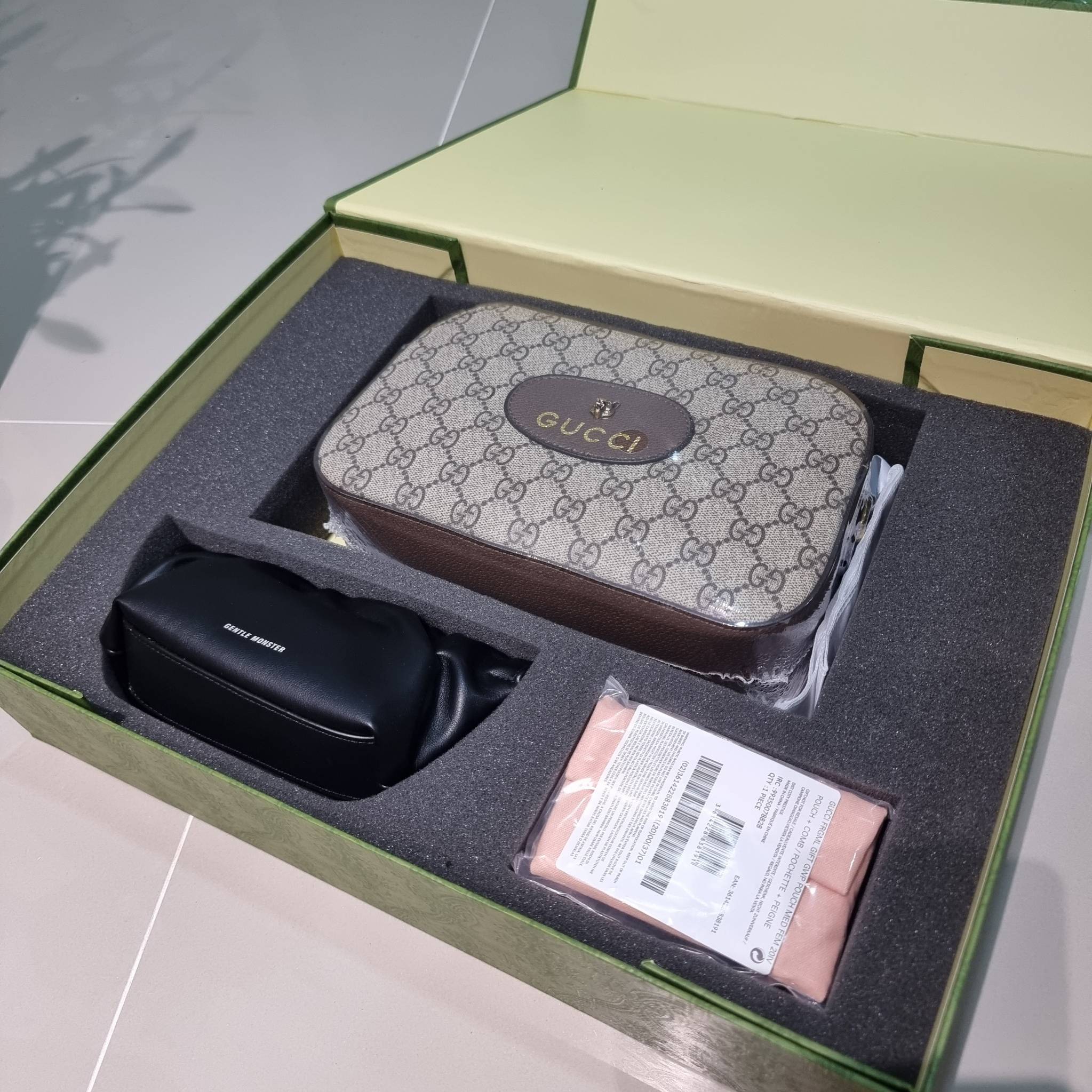 Set 3 ชิ้น Gucci Neo Vintage GG Supreme Messenger Bag box set ชวนสะสม ใครมองหาของขวัญอยู่ เซ็ทนี้จัดว่าเลิศมาก! กับการจับเอารุ่นยอดฮิต มามิกซ์รวมกับไอเท็มสุดคุ้มของมันต้องมี!! จัดเรียงให้อยู่ในกล่อง box set ลิมิเต็ด ที่มีทั้งแว่นตา gentle monster แบรนด์สุ