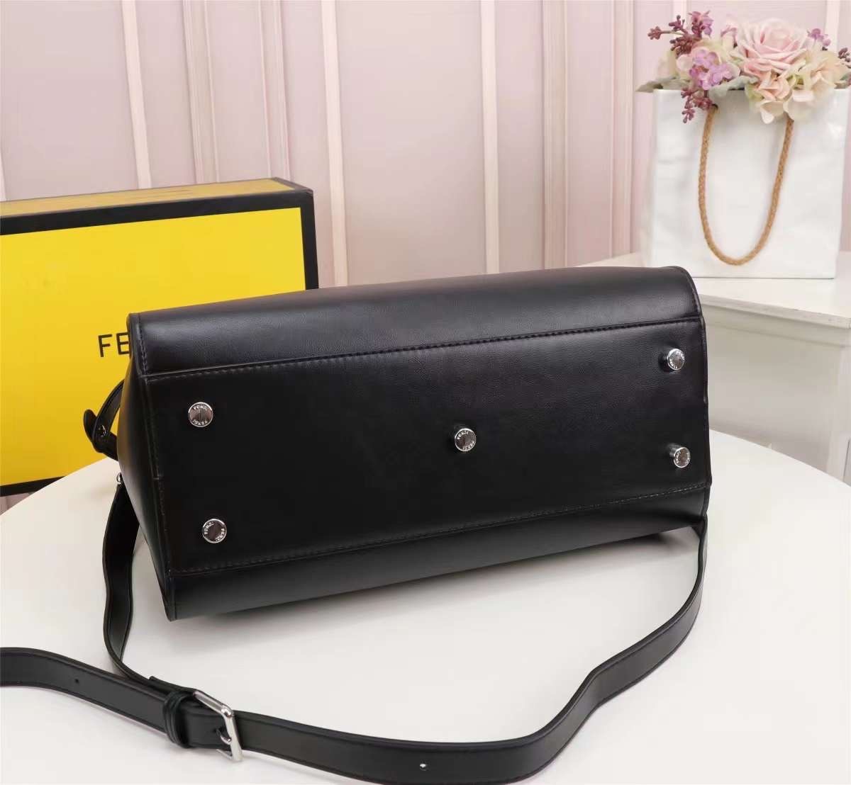 FENDI Monster Bag 36cm เกรดเทพออริจินอล กระเป๋ายอดนิยมของแบรนด์ ดีไซน์สวยเรียบหรูแฝงด้วยความเก๋ สามารถสะพายหรือถือ เหมาะสมกับวัยรุ่น สะดวกในการพกพาไม่ว่าสาว ๆ จะไปเที่ยวต่างจังหวัด ต่างประเทศหรือแม้กระทั่งทำกิจกรรมแอดเวนเจอร์ต่าง ๆ ก็ไม่ทำให้เกะกะแต่อย่าง